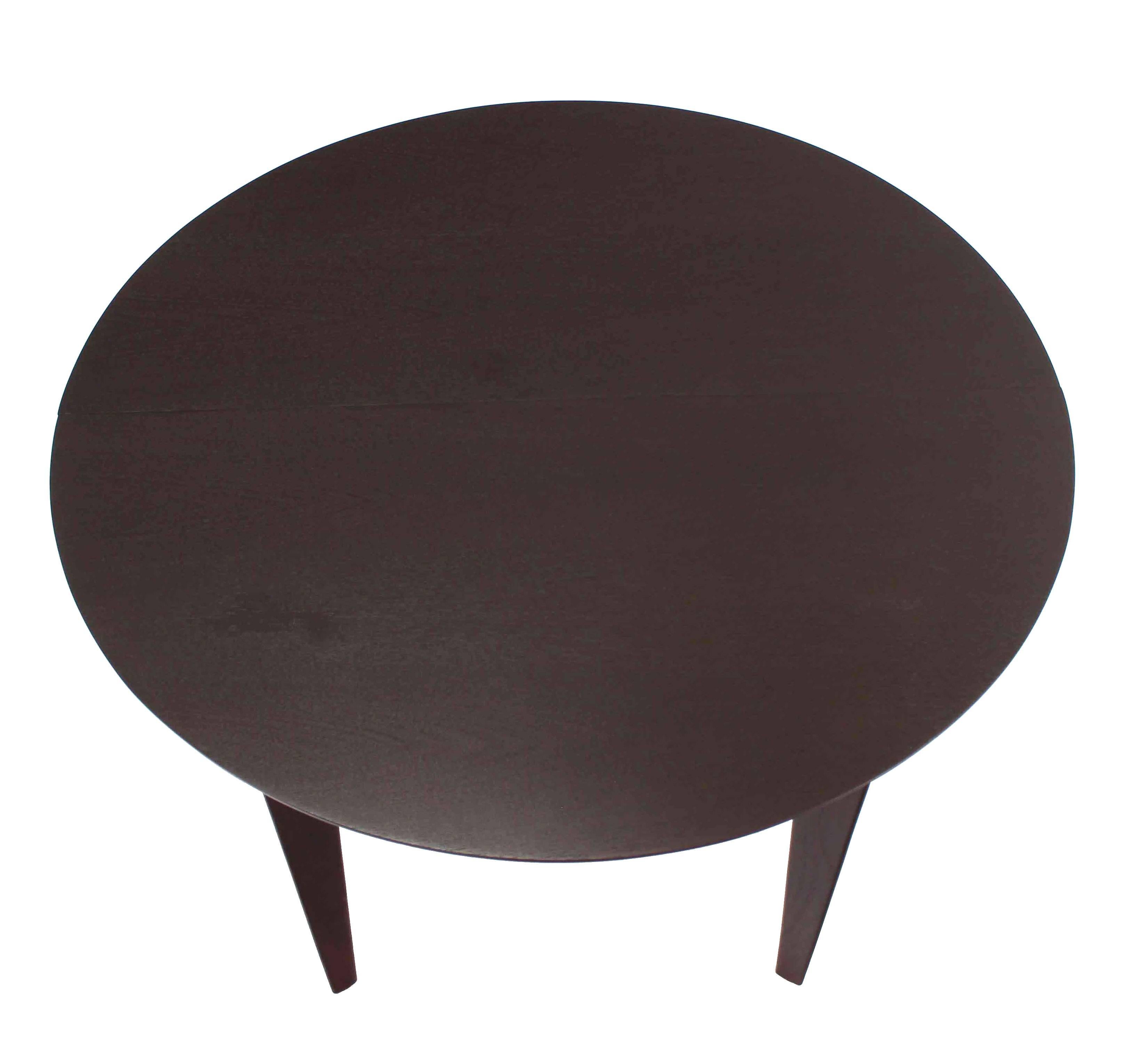 Mid-Century Modern Round Dining Table Tepered Legs. In Excellent Condition In Rockaway, NJ