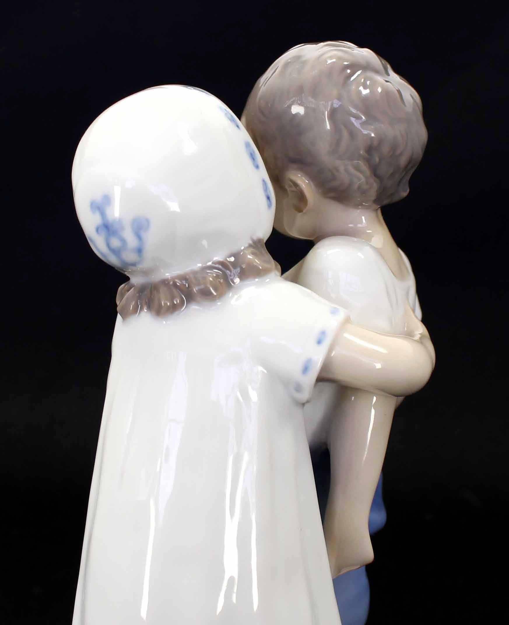 Girl Kissing Boy Royal Copenhagen Porcelain Figurine In Excellent Condition In Rockaway, NJ