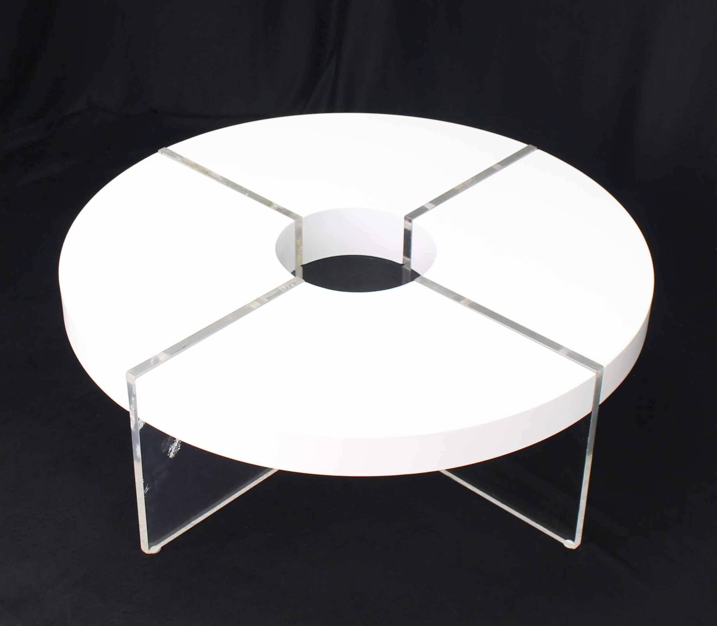 Round Circle White Lacquer Lucite Coffee Table In Good Condition In Rockaway, NJ