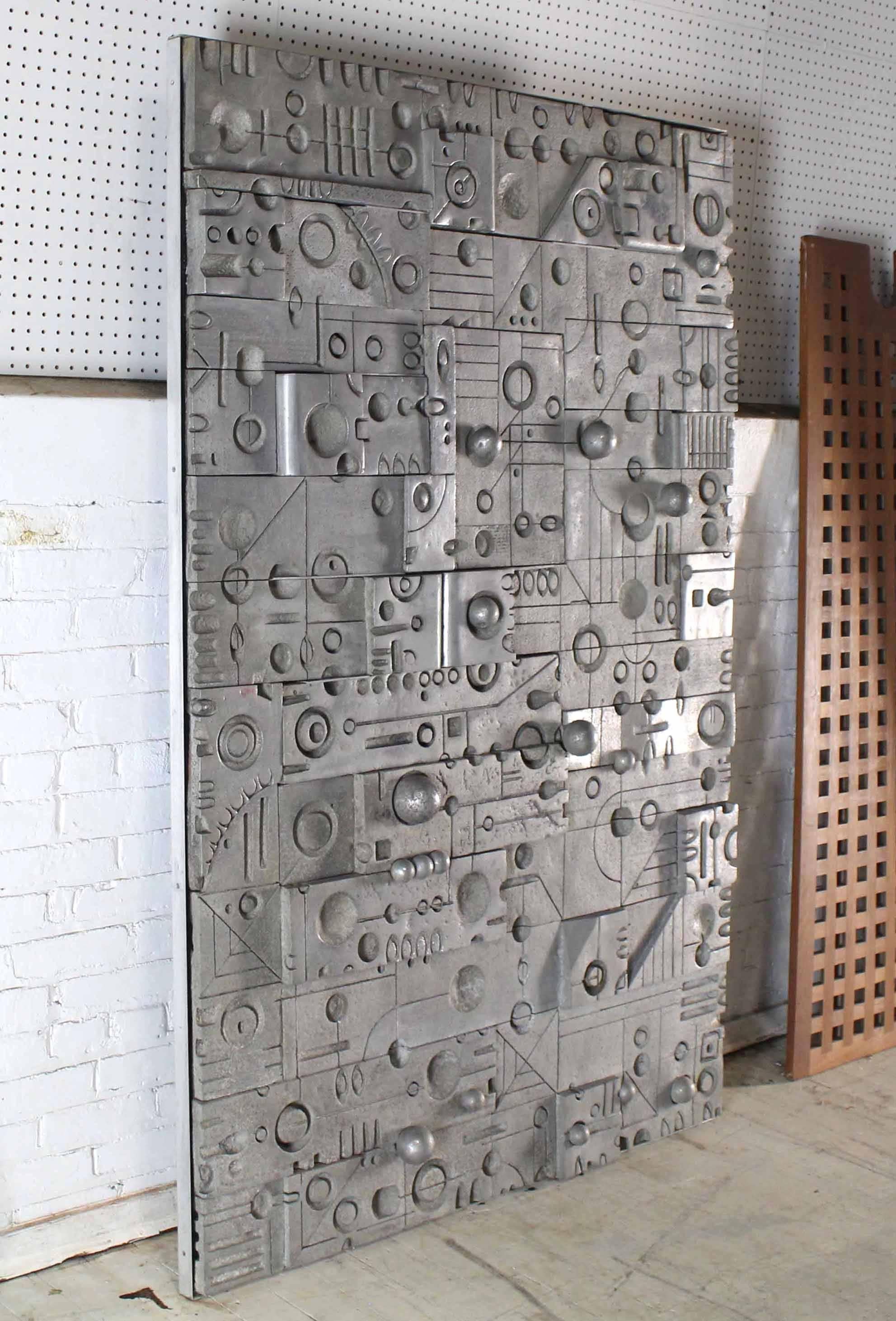 Große Wandtafel aus Metallguss Vivid Details Puzzle Secret Door (Moderne der Mitte des Jahrhunderts) im Angebot