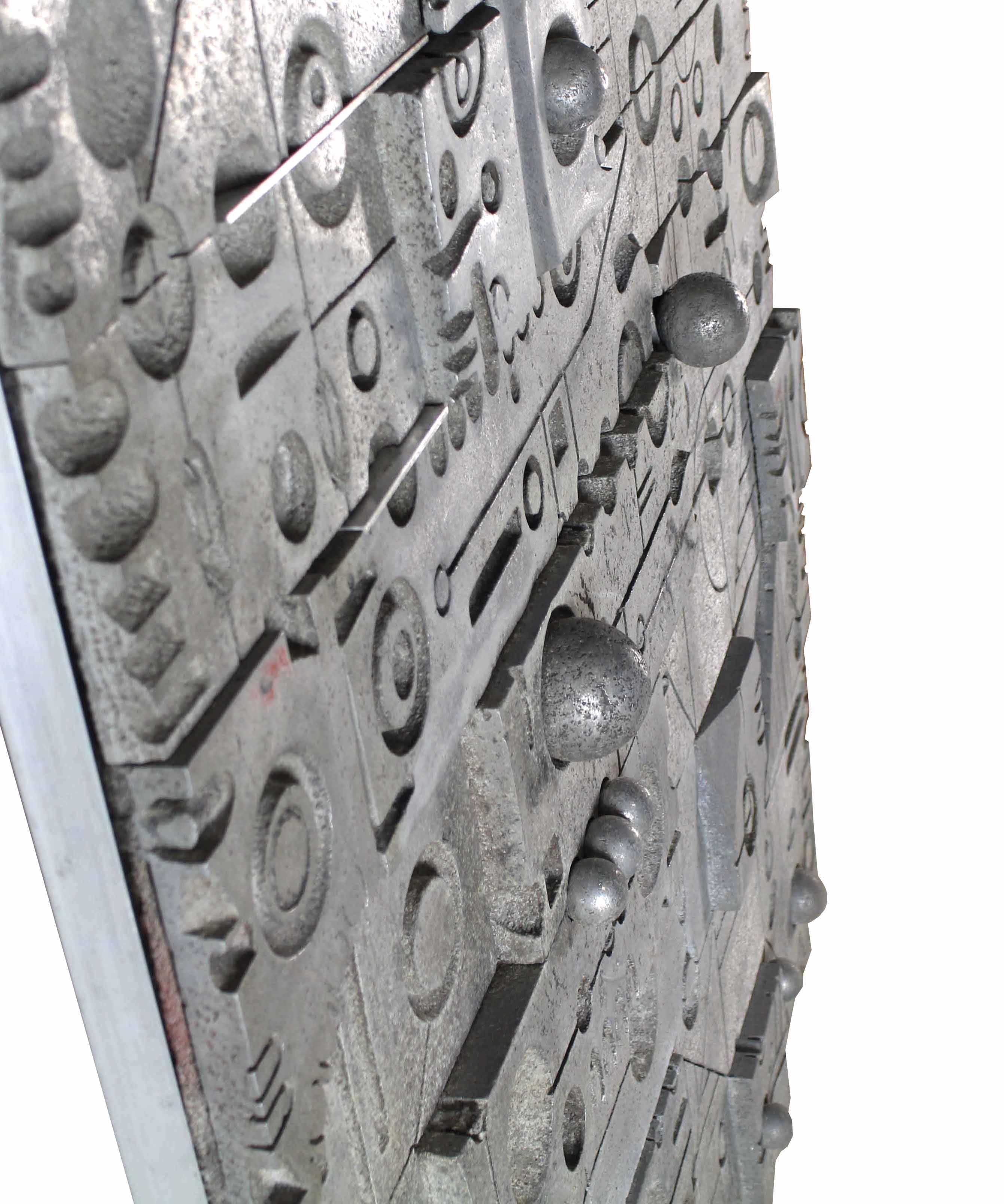 Große Wandtafel aus Metallguss Vivid Details Puzzle Secret Door (Gegossen) im Angebot