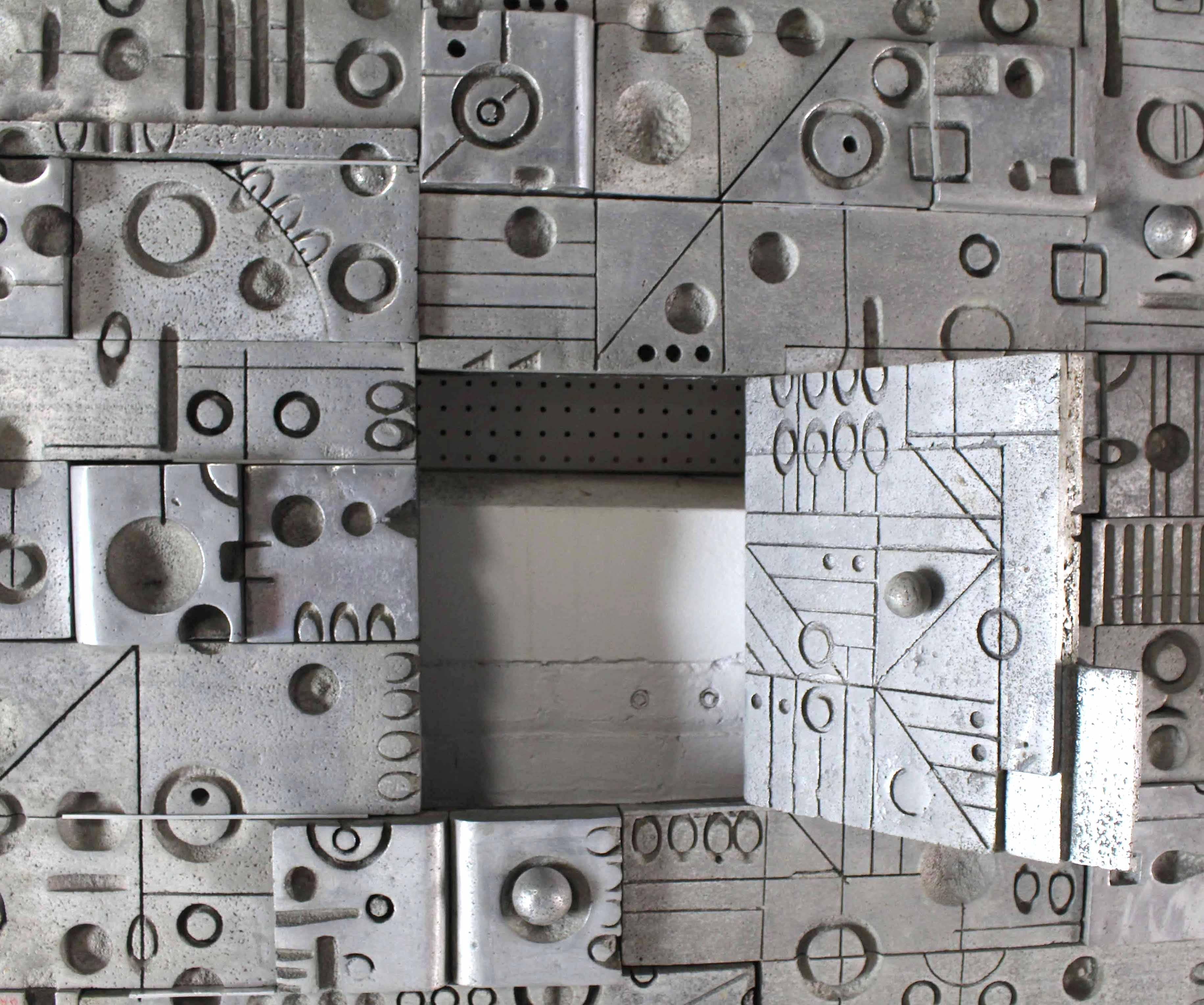 Große Wandtafel aus Metallguss Vivid Details Puzzle Secret Door (20. Jahrhundert) im Angebot