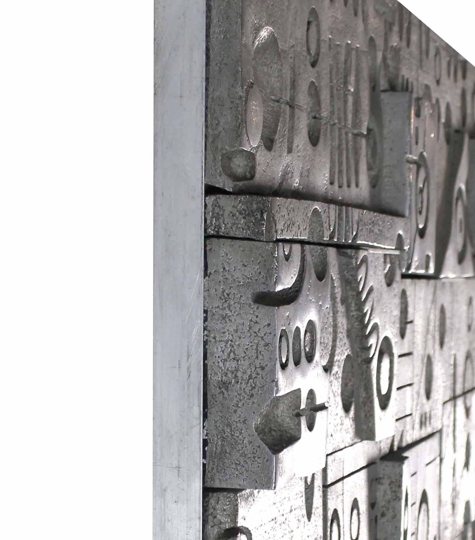 Große Wandtafel aus Metallguss Vivid Details Puzzle Secret Door (Aluminium) im Angebot