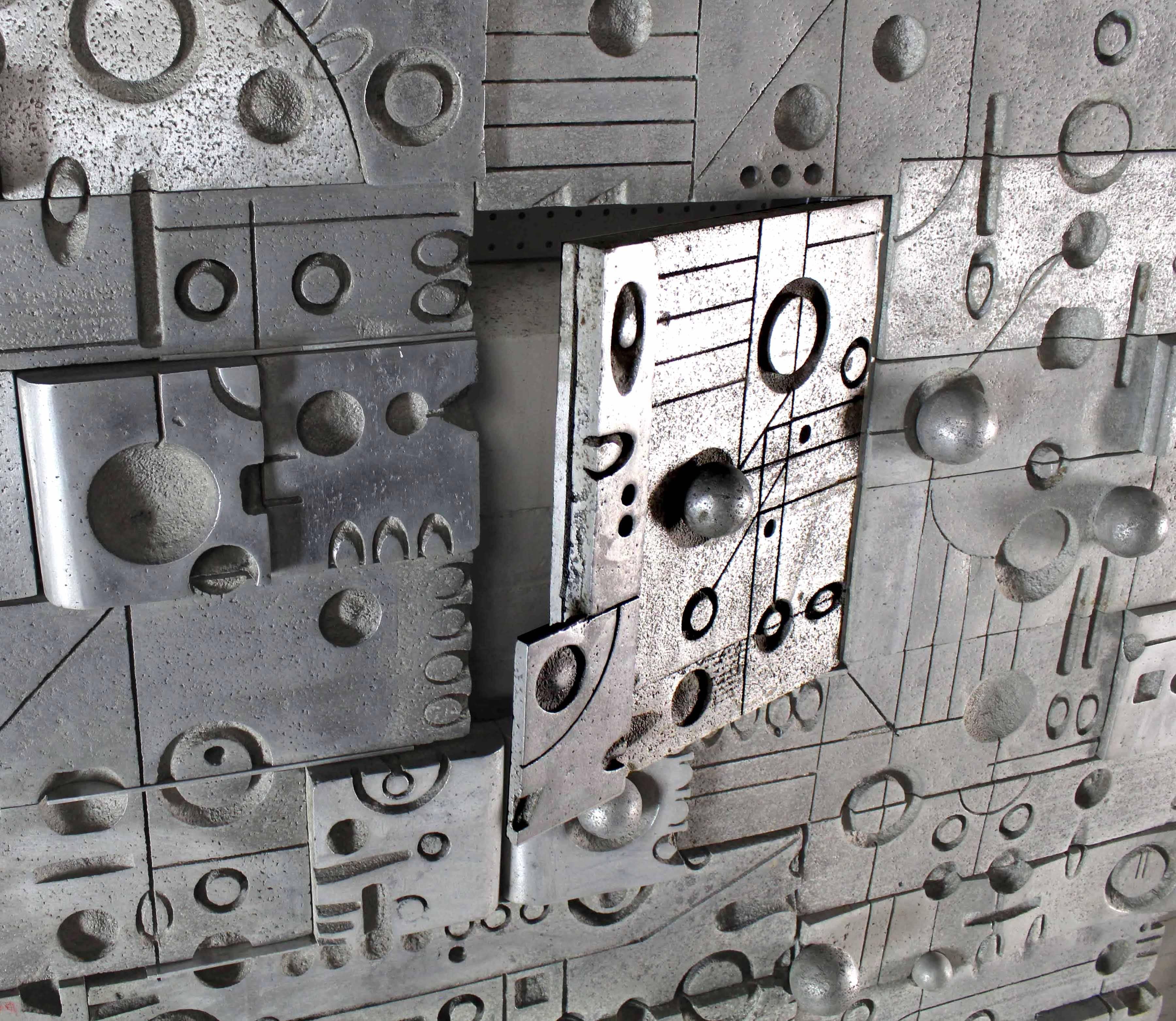 Große Wandtafel aus Metallguss Vivid Details Puzzle Secret Door im Angebot 1