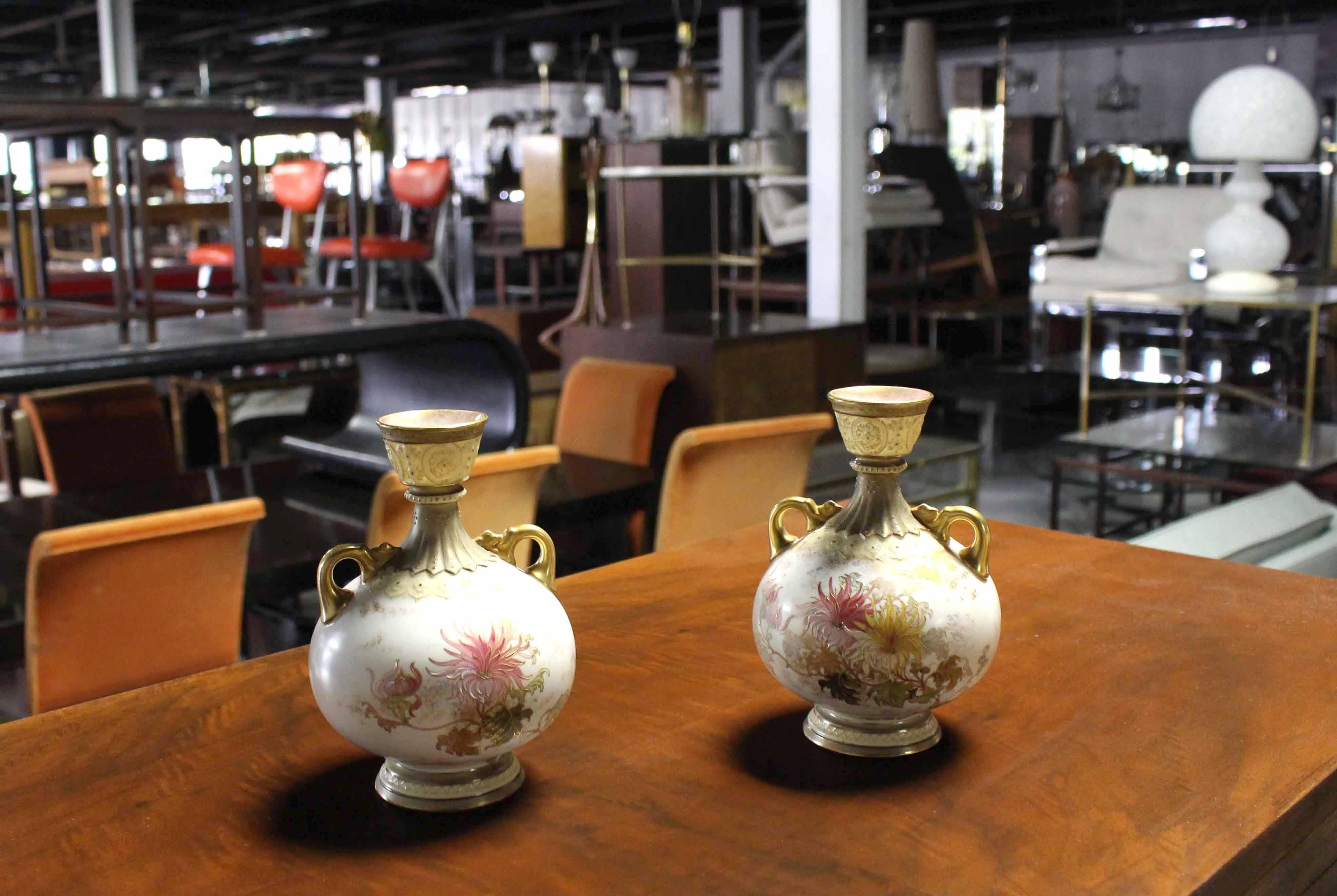 Paar Royal Worcester-Porzellanvasen (Englisch) im Angebot