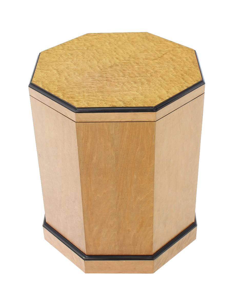 Birds Eye Maple Side Table Pedestal In Excellent Condition For Sale In Rockaway, NJ