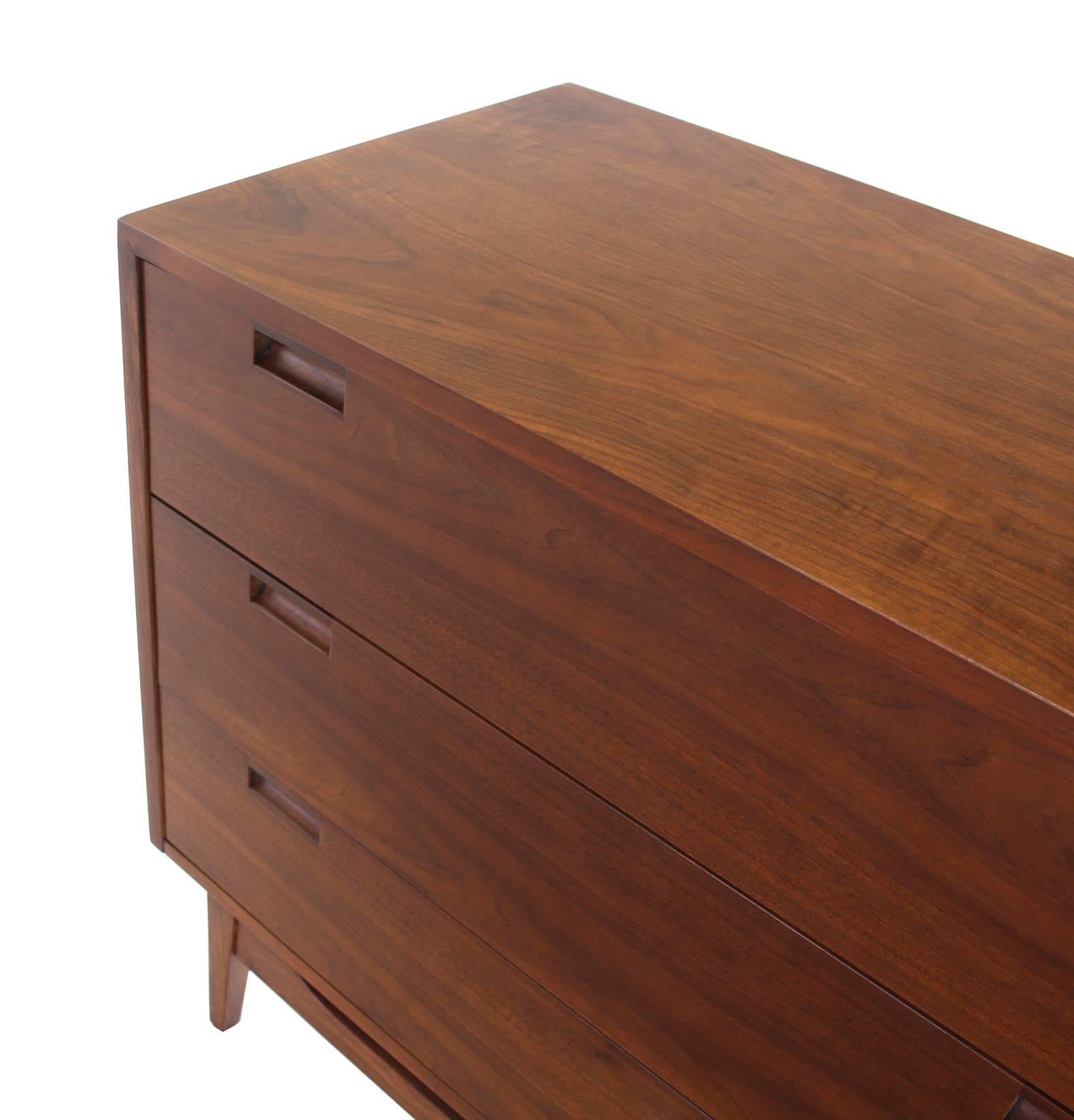 American Very Nice Mid-Century Modern Walnut Three-Drawer Bachelor Chest For Sale
