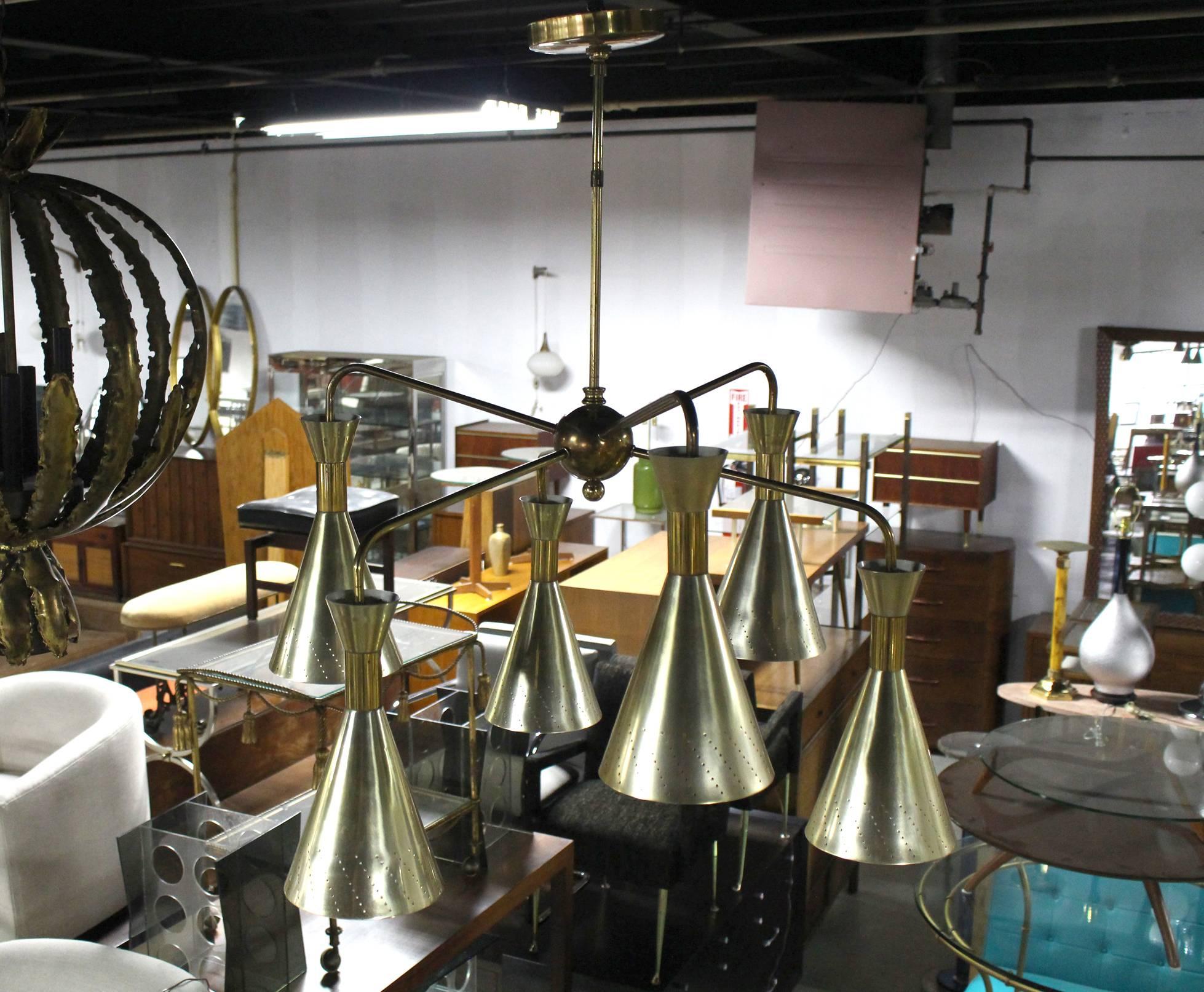 Kronleuchter-Leuchte im Sputnik-Stil mit konischen Schirmen (Moderne der Mitte des Jahrhunderts) im Angebot