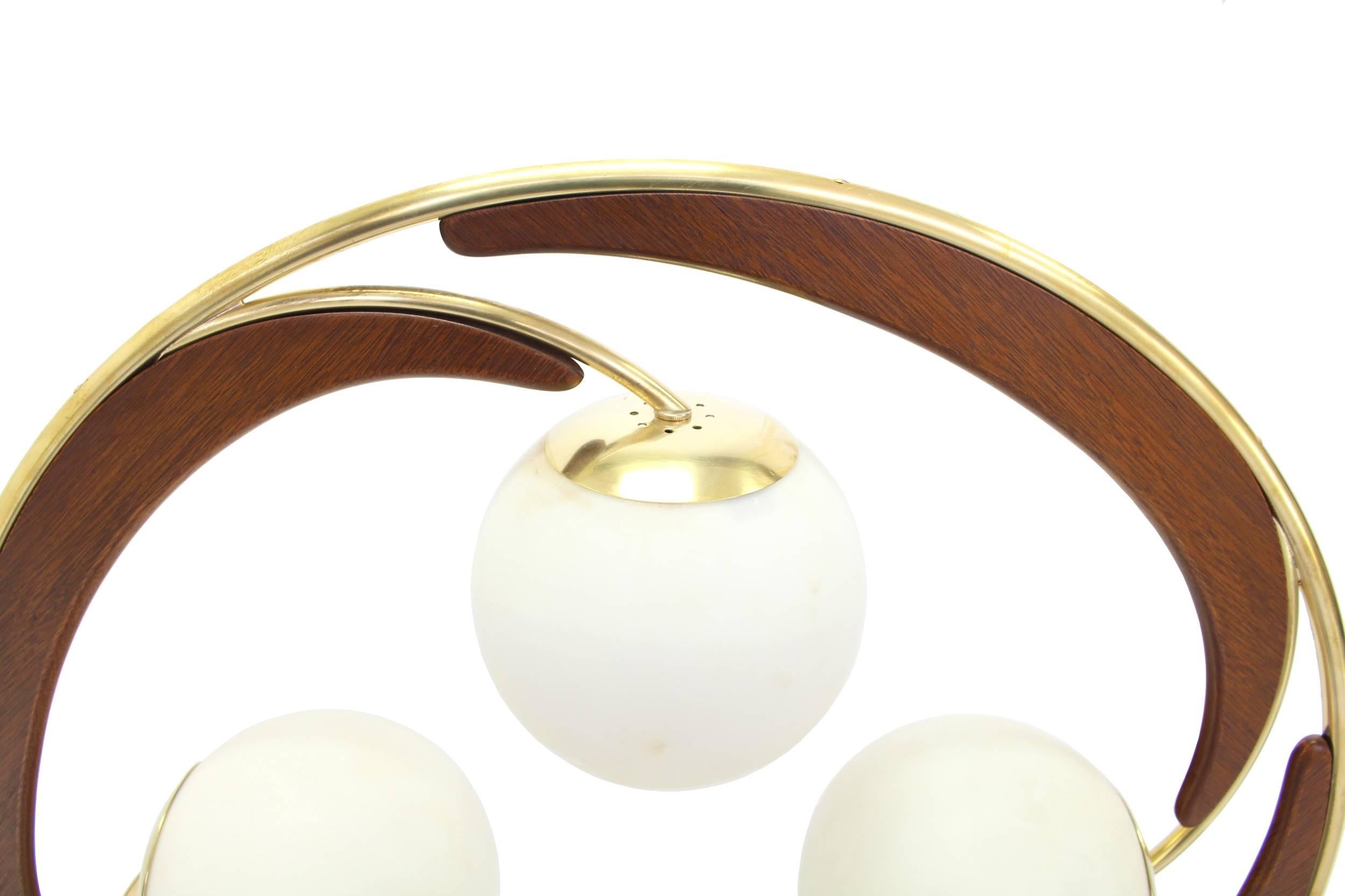 Very Unusual Circular Shape Table Lamp Four Frosrted Glass Shades Globes In Excellent Condition In Rockaway, NJ