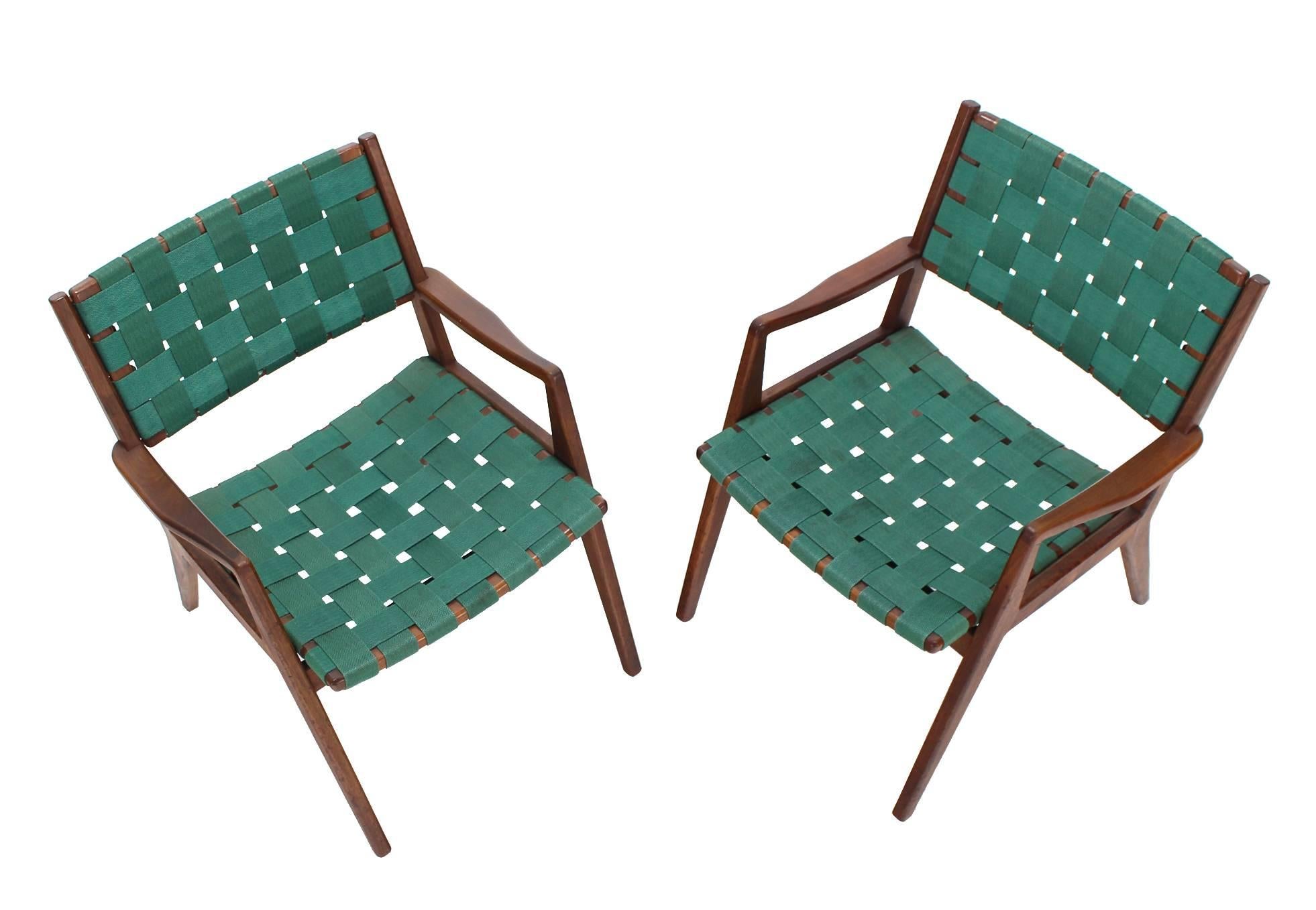Américain Paire de fauteuils à cadres en noyer huilé de style mi-siècle moderne en vente