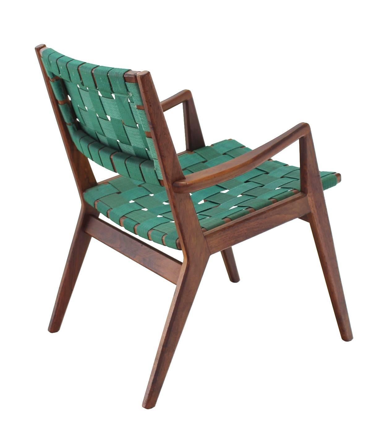 Paire de fauteuils à cadres en noyer huilé de style mi-siècle moderne en vente 1