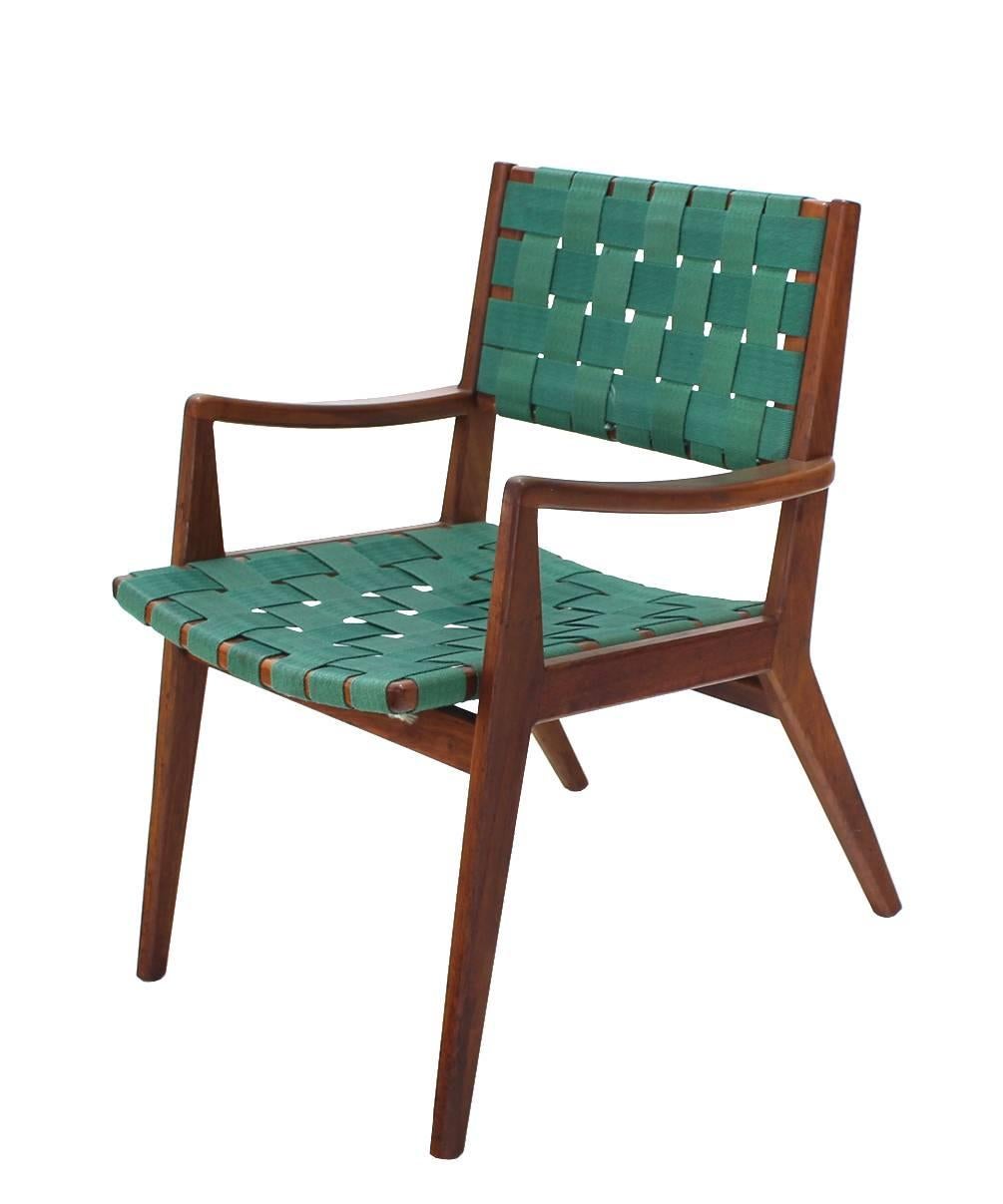 Paire de fauteuils à cadres en noyer huilé de style mi-siècle moderne en vente 2