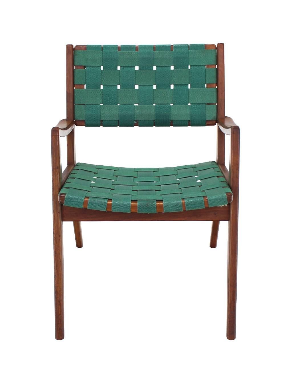 Paire de fauteuils à cadres en noyer huilé de style mi-siècle moderne en vente 3