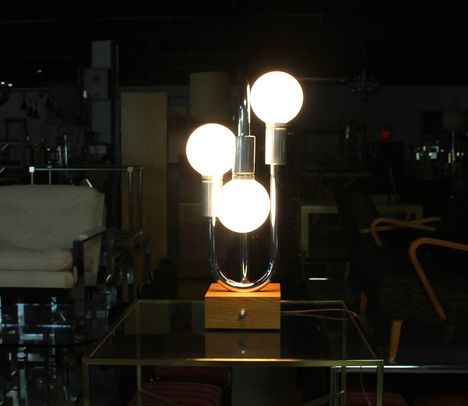 Mid-Century Modern Lampe de bureau mi-siècle moderne en forme de tube plié chromé en vente