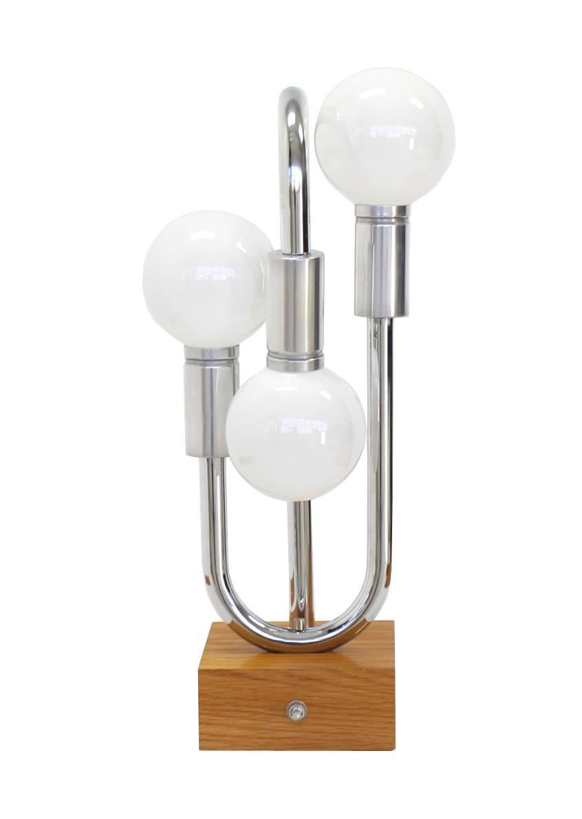 Américain Lampe de bureau mi-siècle moderne en forme de tube plié chromé en vente