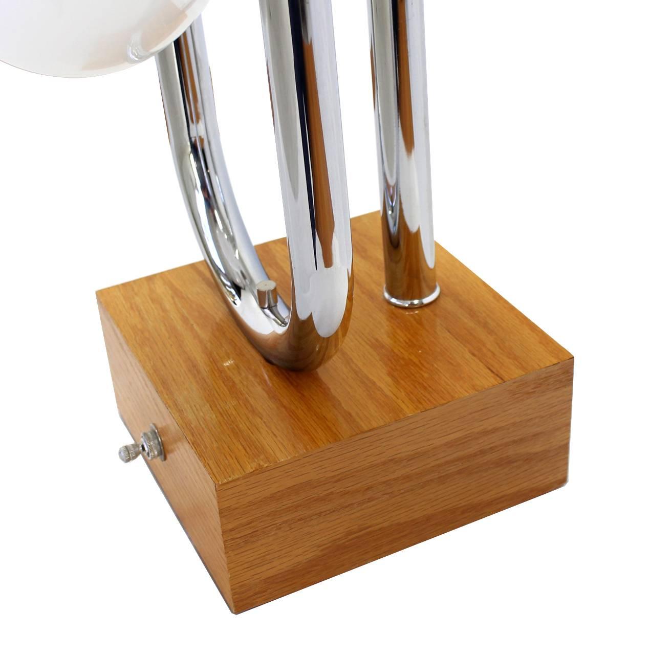 Lampe de bureau mi-siècle moderne en forme de tube plié chromé en vente 1