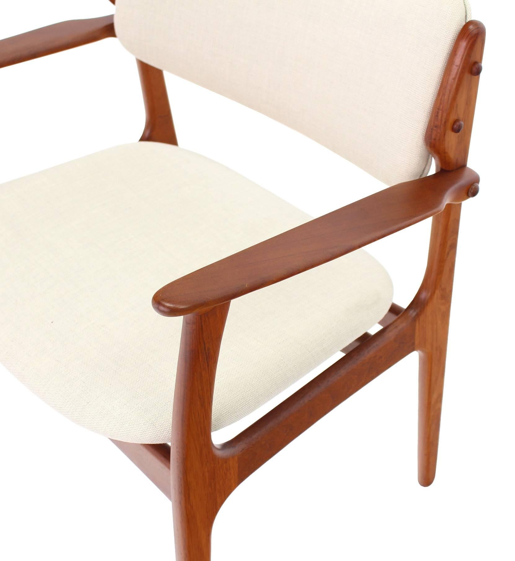 20th Century Pair of Two Danish Mid Century Modern Arm Dining Chairs