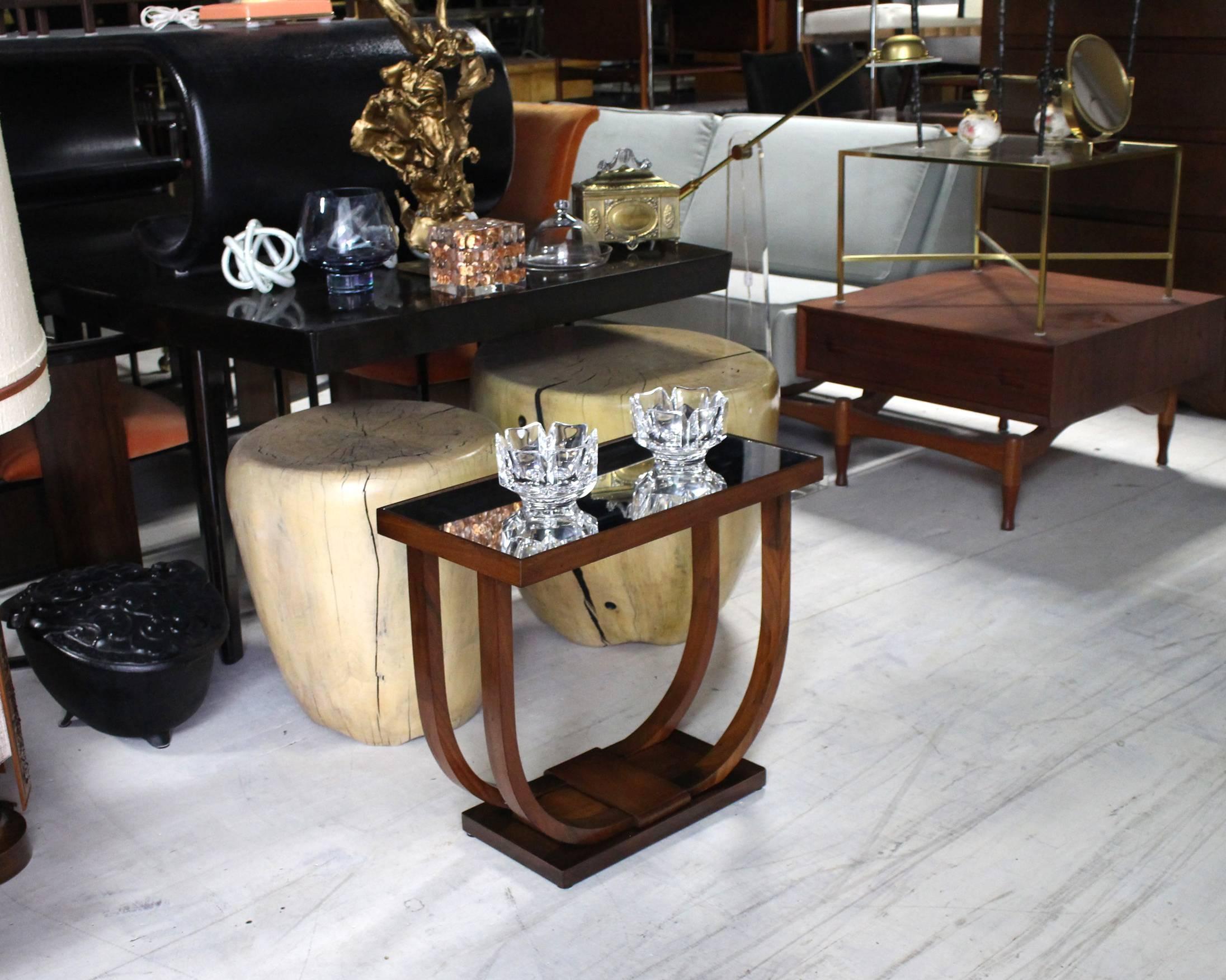 Nice walnut Art Deco, Mid-Century Modern side table.