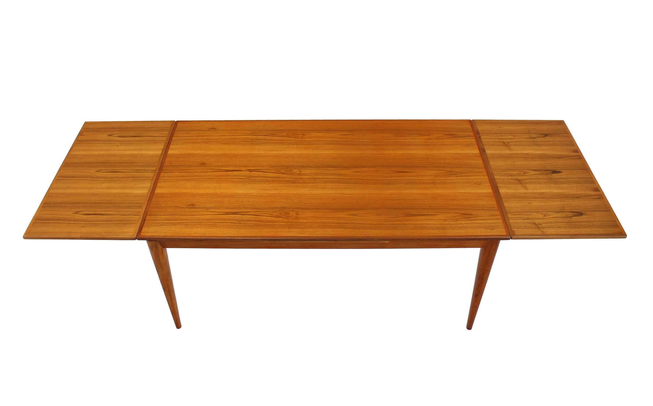 Grande table moderne danoise en teck aux pieds fuselés et lourds en vente 1