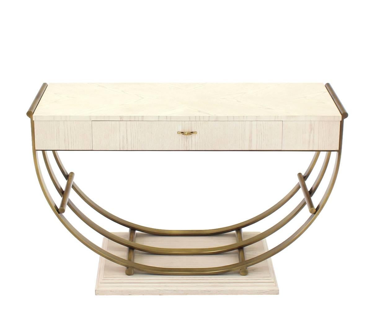 Mid-Century Modern Table console en forme de U avec base en laiton et finition en chêne décapé blanc en vente