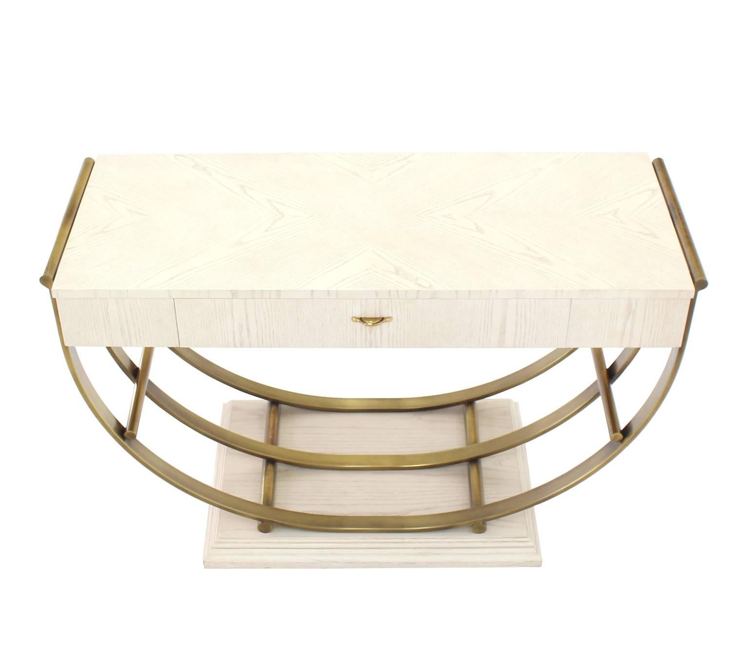 Table console en forme de U avec base en laiton et finition en chêne décapé blanc en vente 1