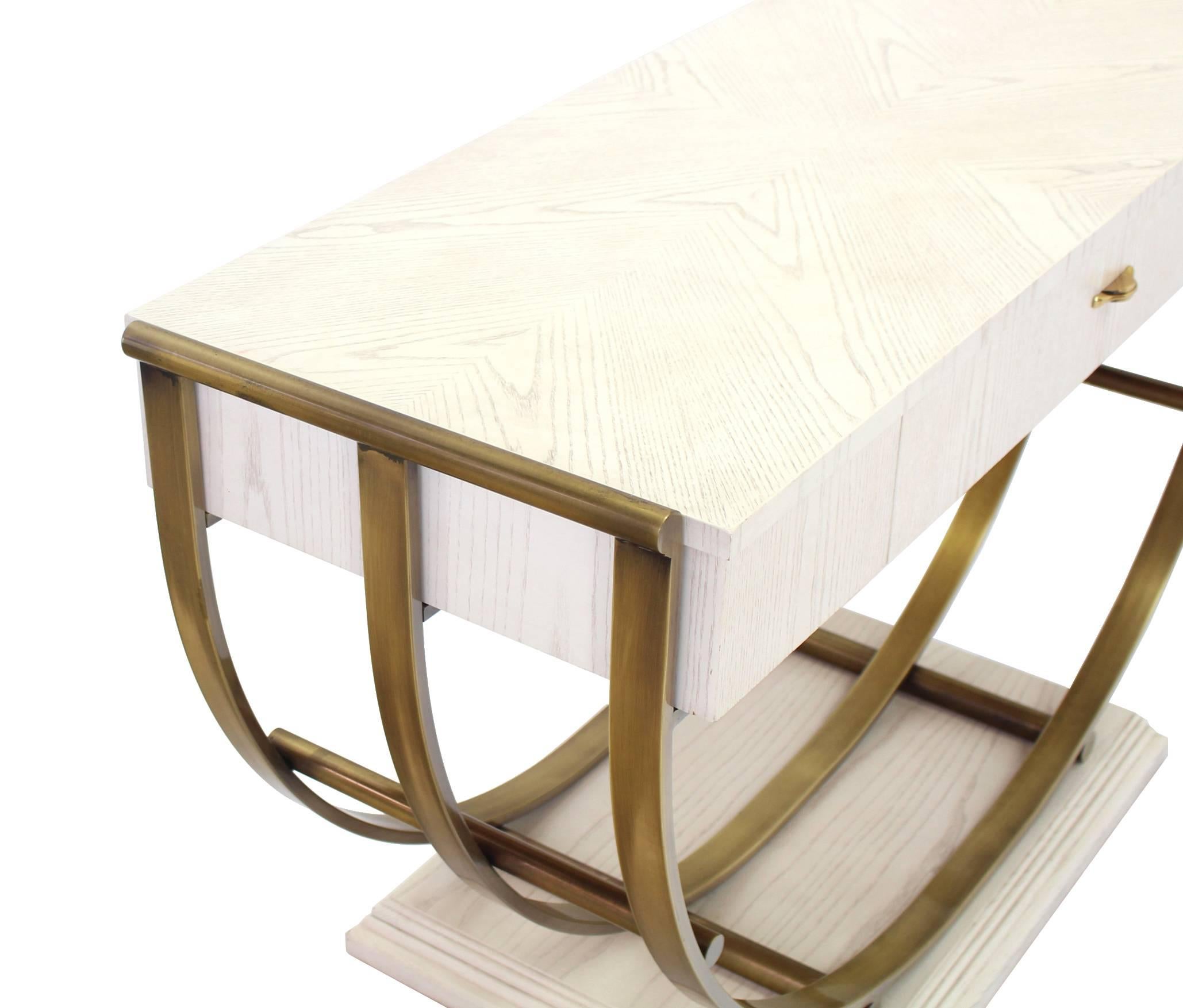Table console en forme de U avec base en laiton et finition en chêne décapé blanc en vente 2