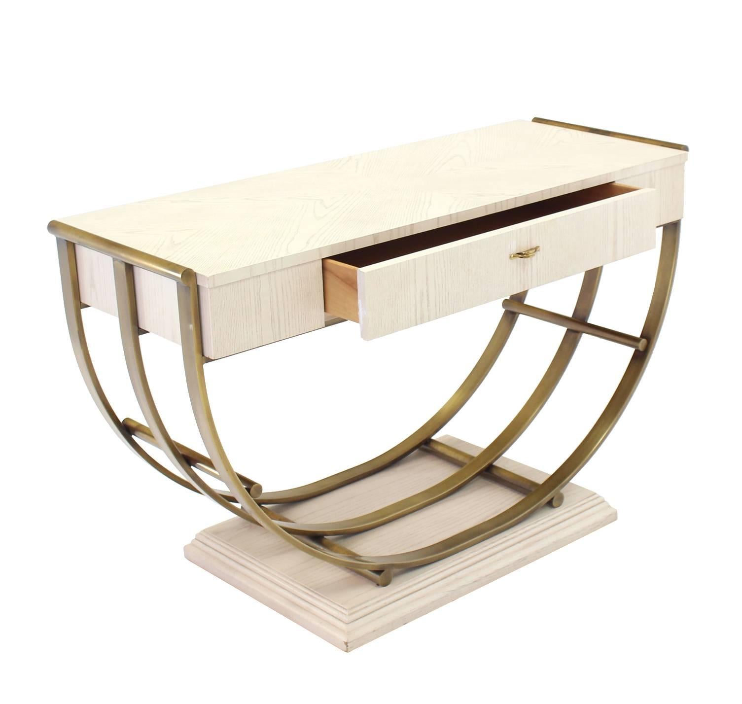 Table console en forme de U avec base en laiton et finition en chêne décapé blanc en vente 3