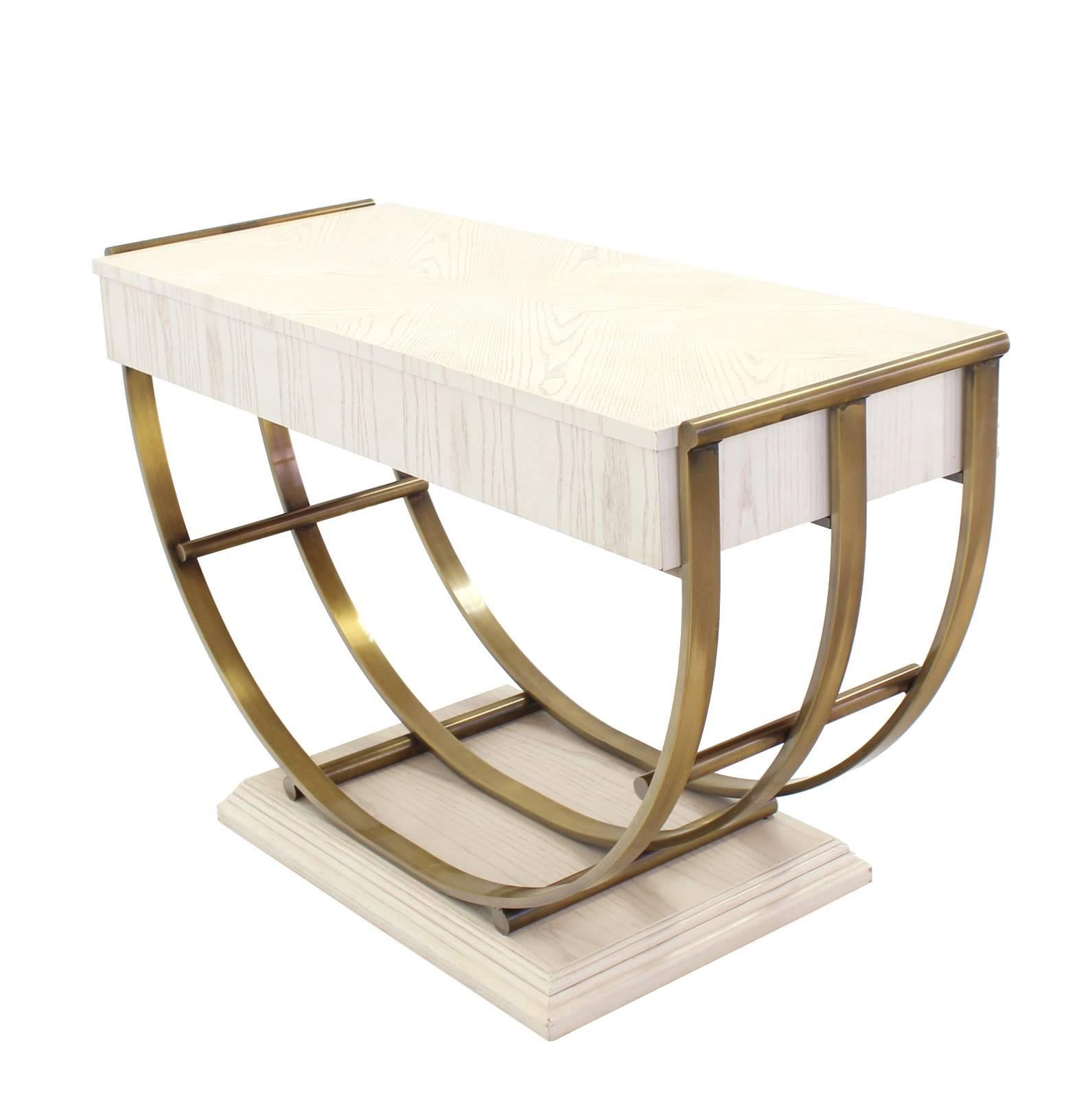 Table console en forme de U avec base en laiton et finition en chêne décapé blanc en vente 4
