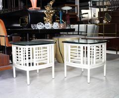 Paar moderne Beistelltische mit weißer Rattanglasplatte aus der Mitte des Jahrhunderts