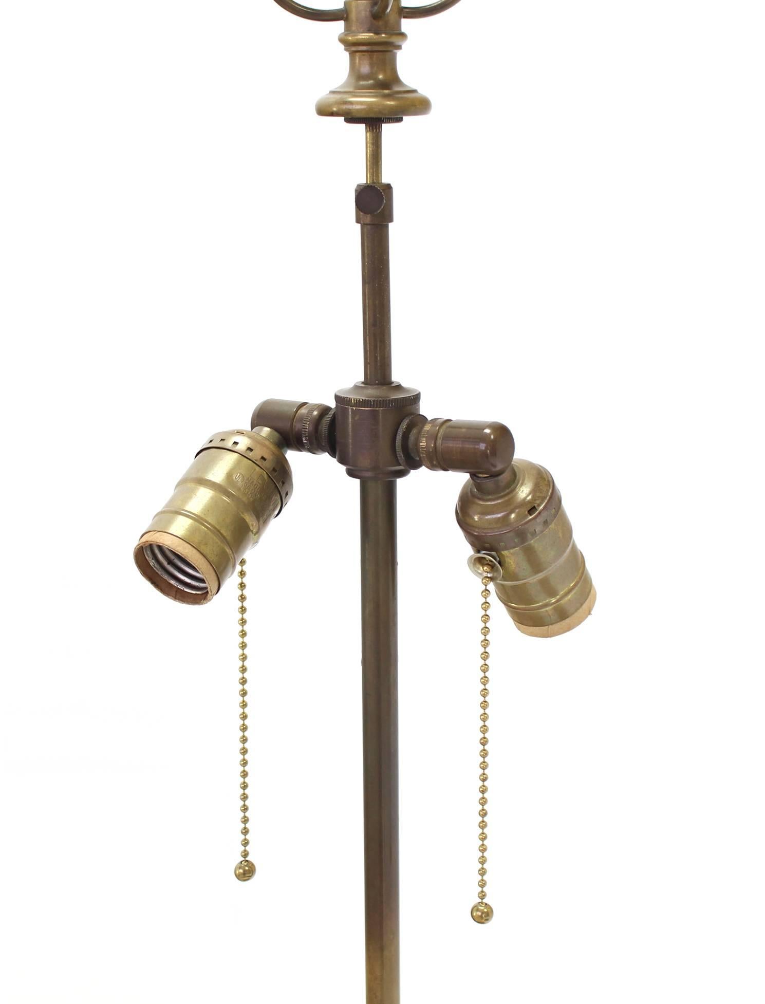 20ième siècle Lampe de bureau vintage à base en laiton en vente
