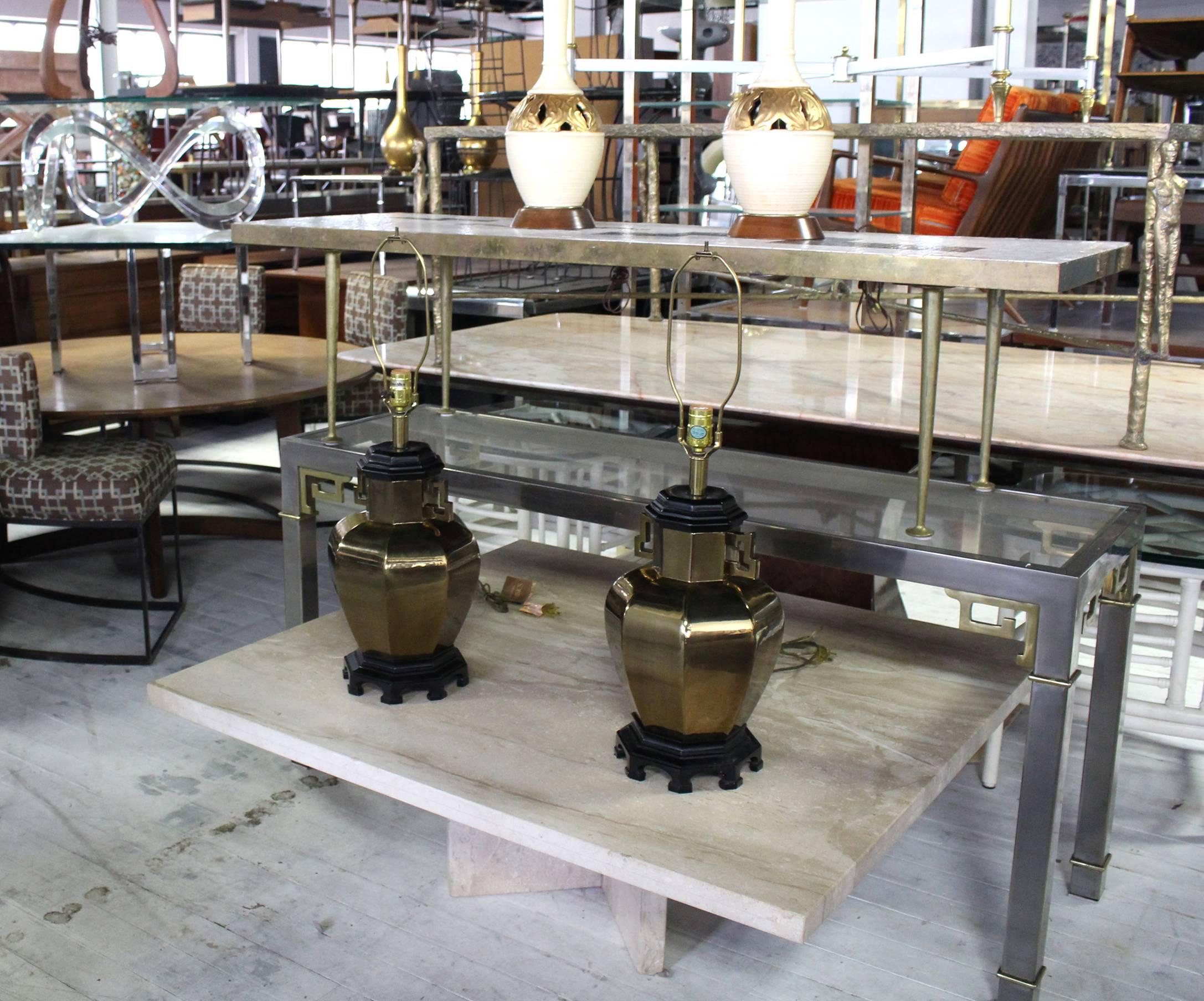 Sechseckige Tischlampen aus Messing, Paar (Moderne der Mitte des Jahrhunderts) im Angebot