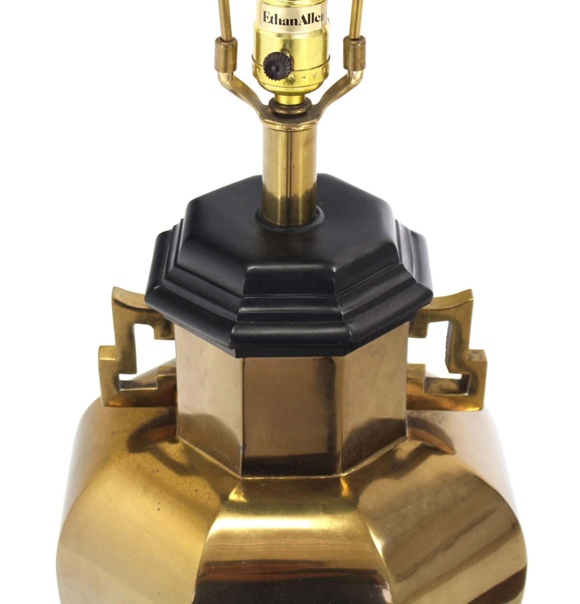 Américain Paire de lampes de table de forme hexagonale en laiton en vente