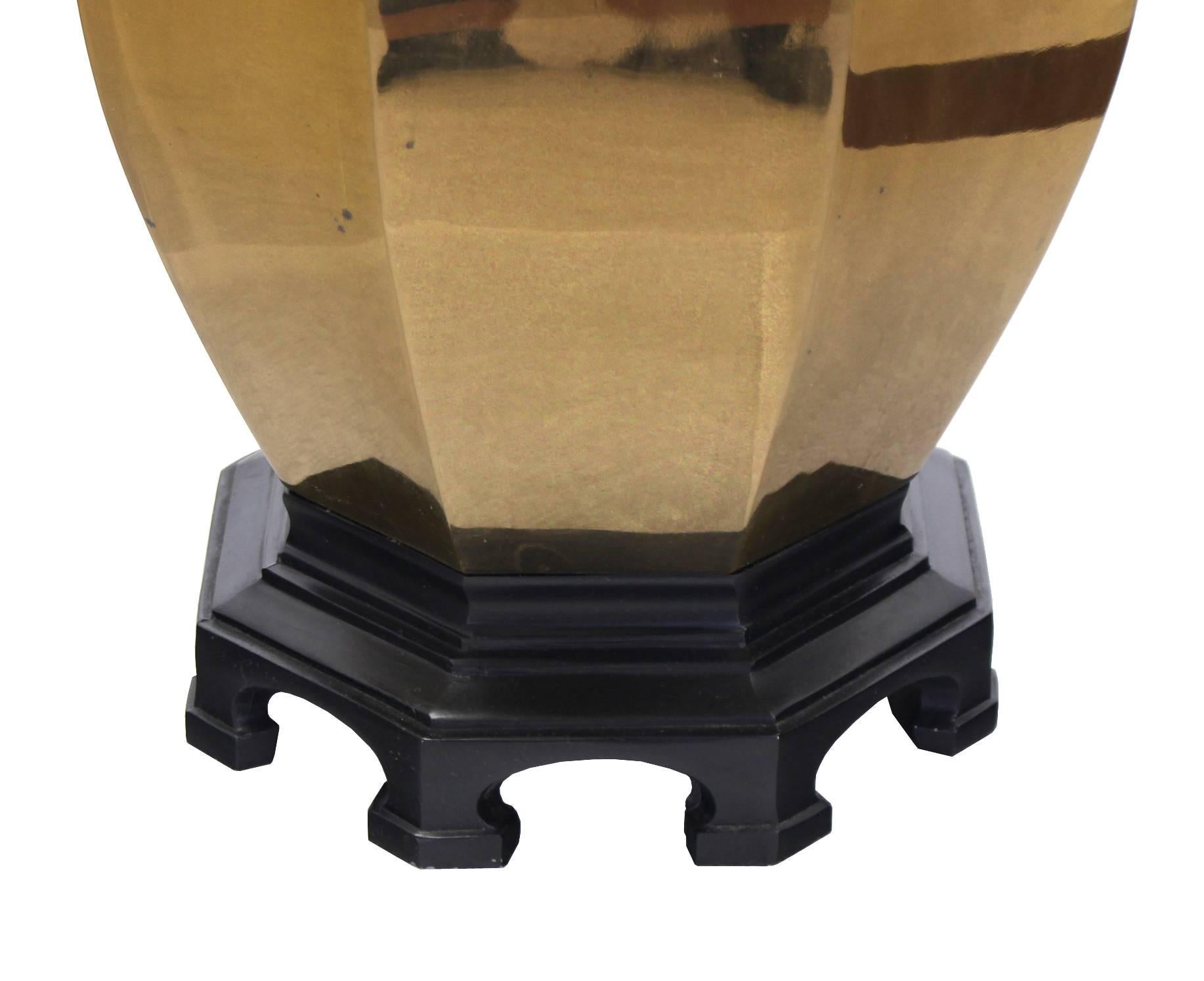 Paire de lampes de table de forme hexagonale en laiton en vente 1