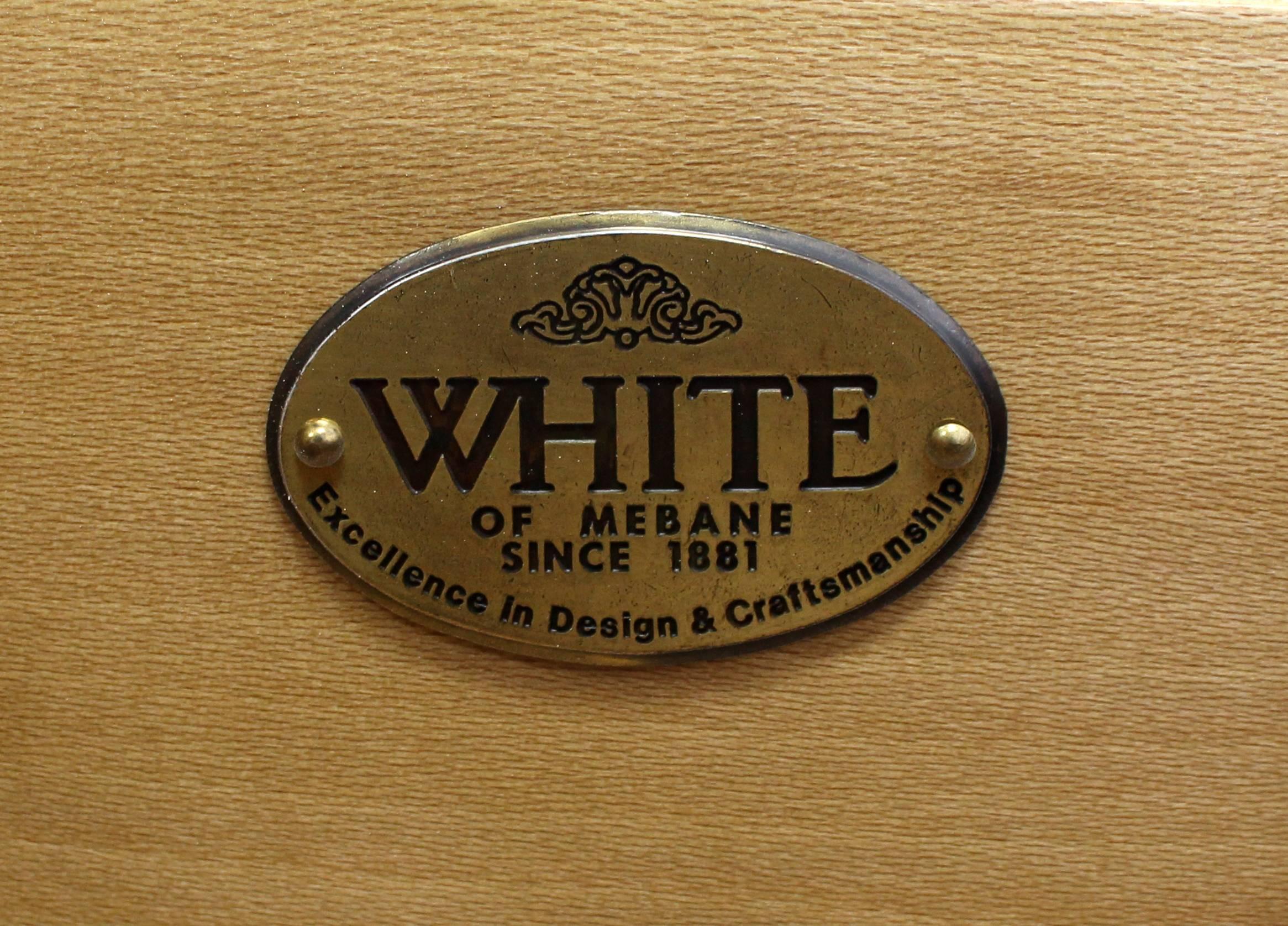 Mid-Century Modern Paire de poignées en laiton laqué blanc pour commodes ou commodes en vente