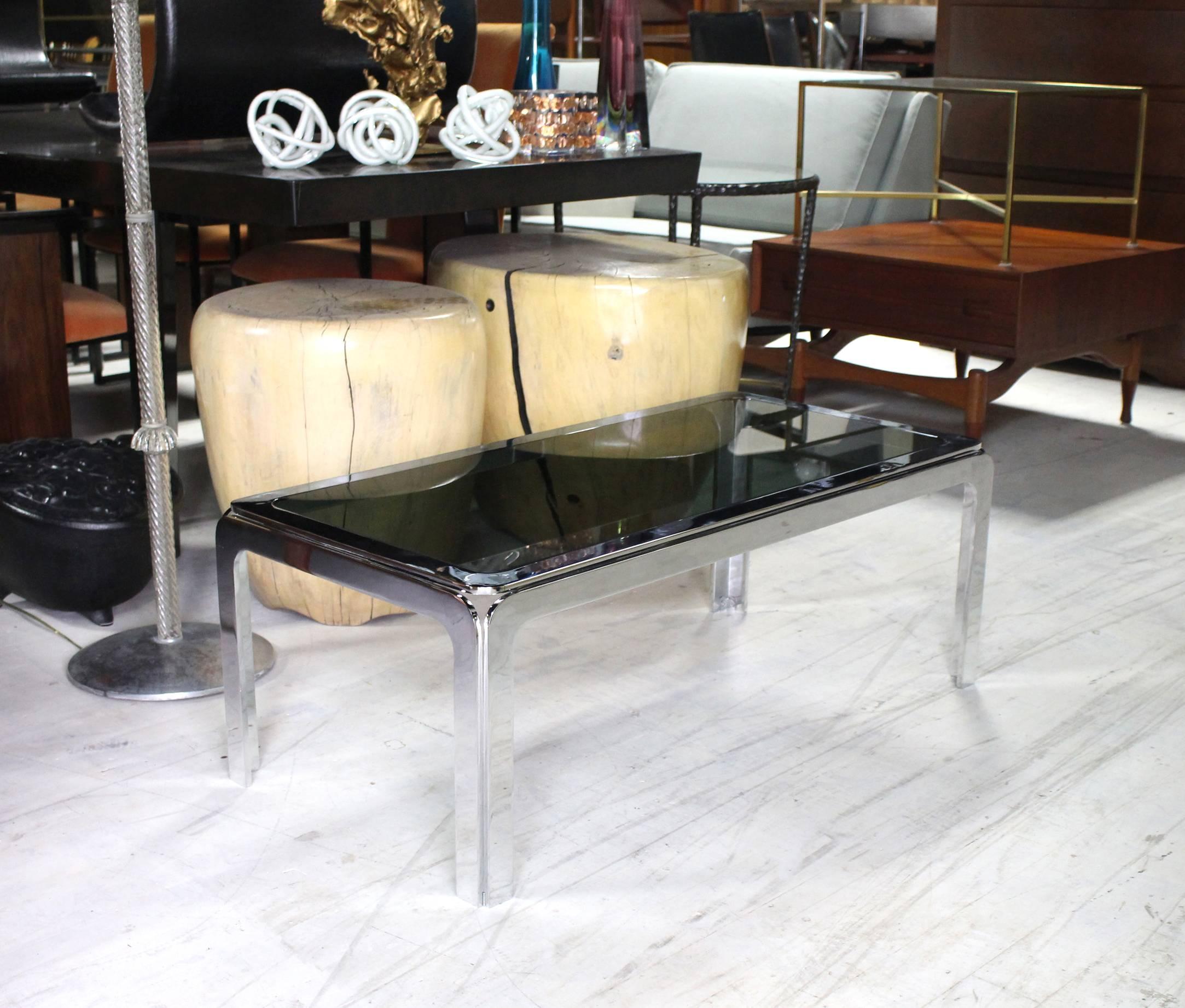 Mid-Century Modern Table basse rectangulaire en chrome et plateau en verre fumé en vente