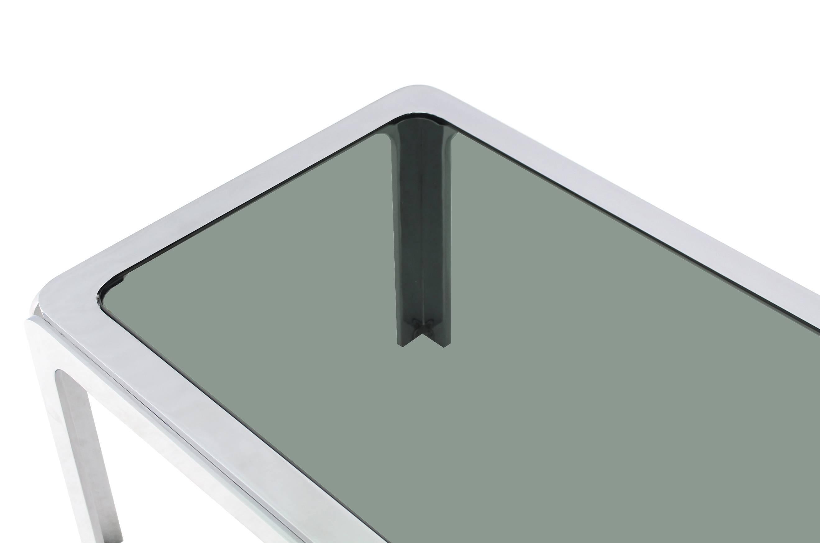 20ième siècle Table basse rectangulaire en chrome et plateau en verre fumé en vente