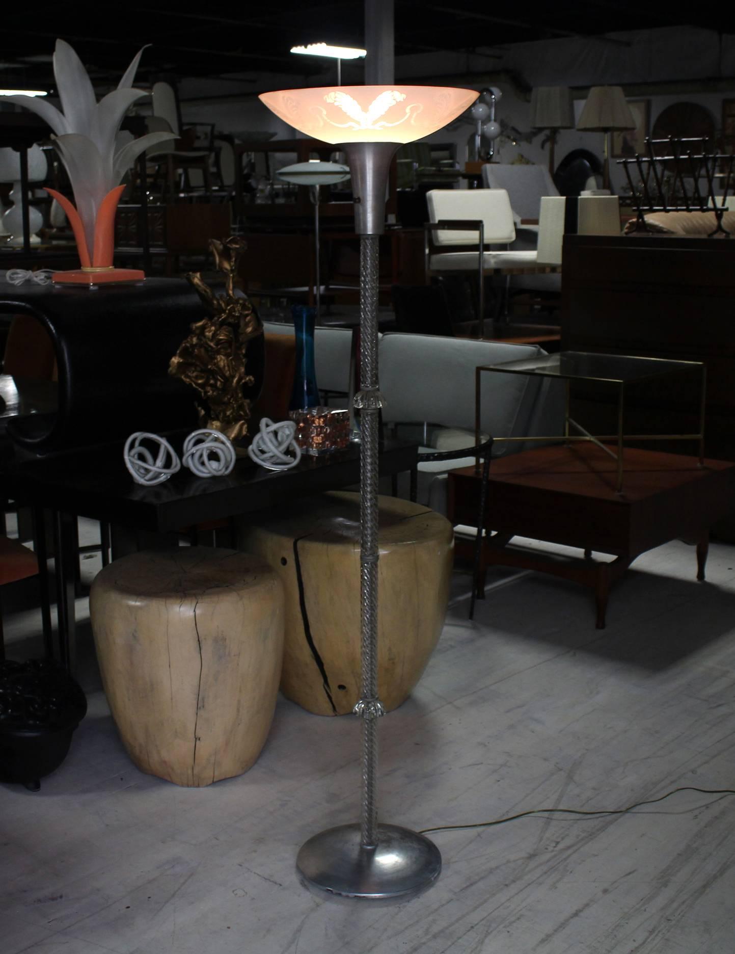 Très joli lampadaire en verre torsadé et métal, de style moderne du milieu du siècle.