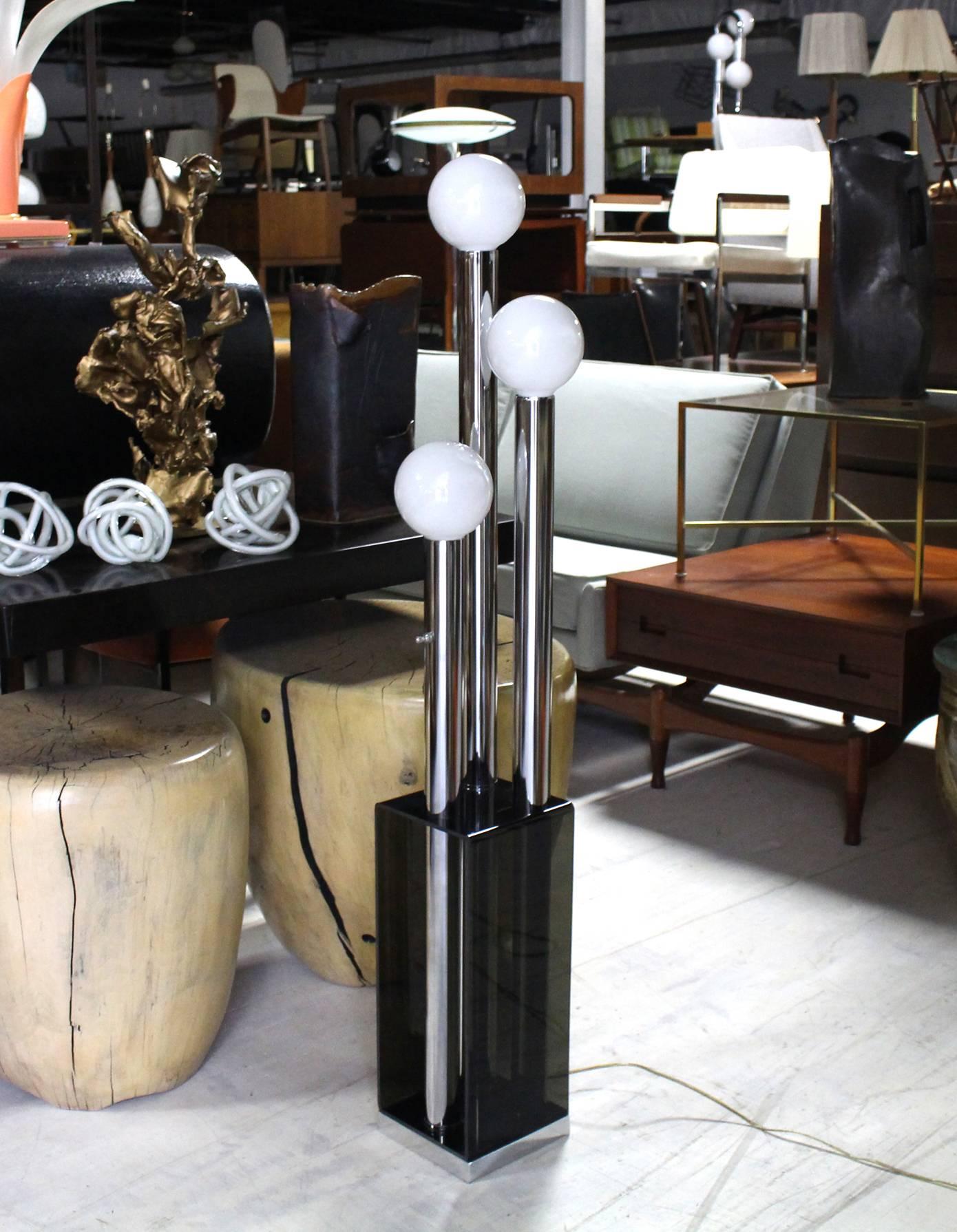 Very nice Mid-Century Modern smoked Lucite and chrome three globes table lamp.
   