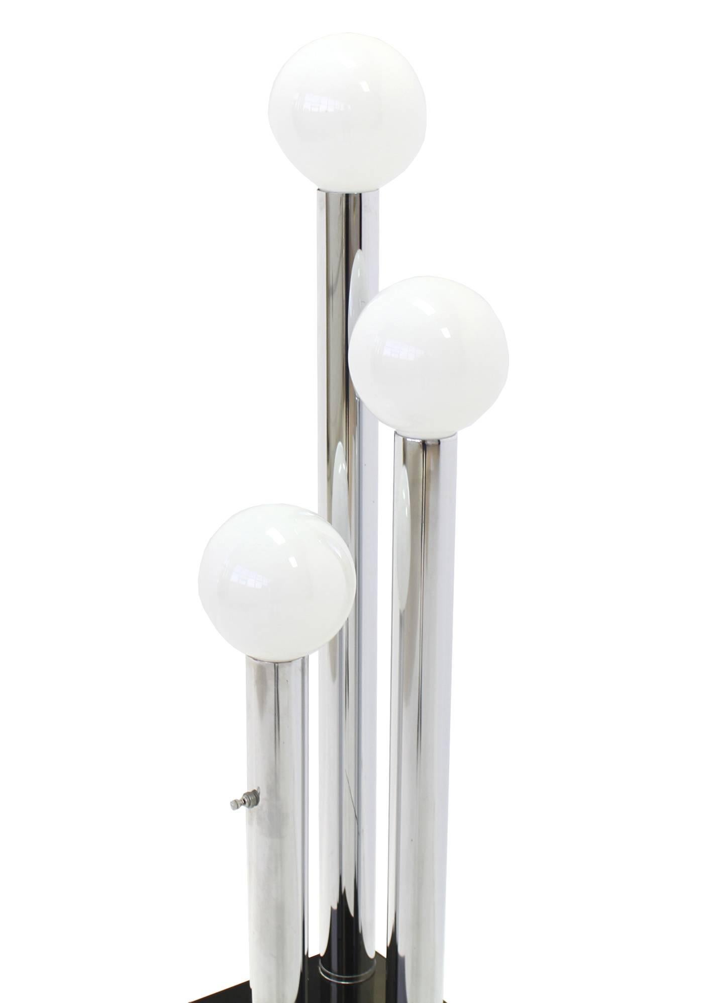 Mid-Century Modern Lucite and Chrome Table Lamp In Excellent Condition For Sale In Rockaway, NJ