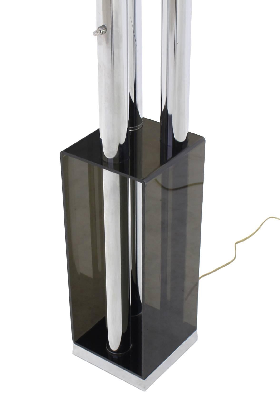 20th Century Mid-Century Modern Lucite and Chrome Table Lamp For Sale