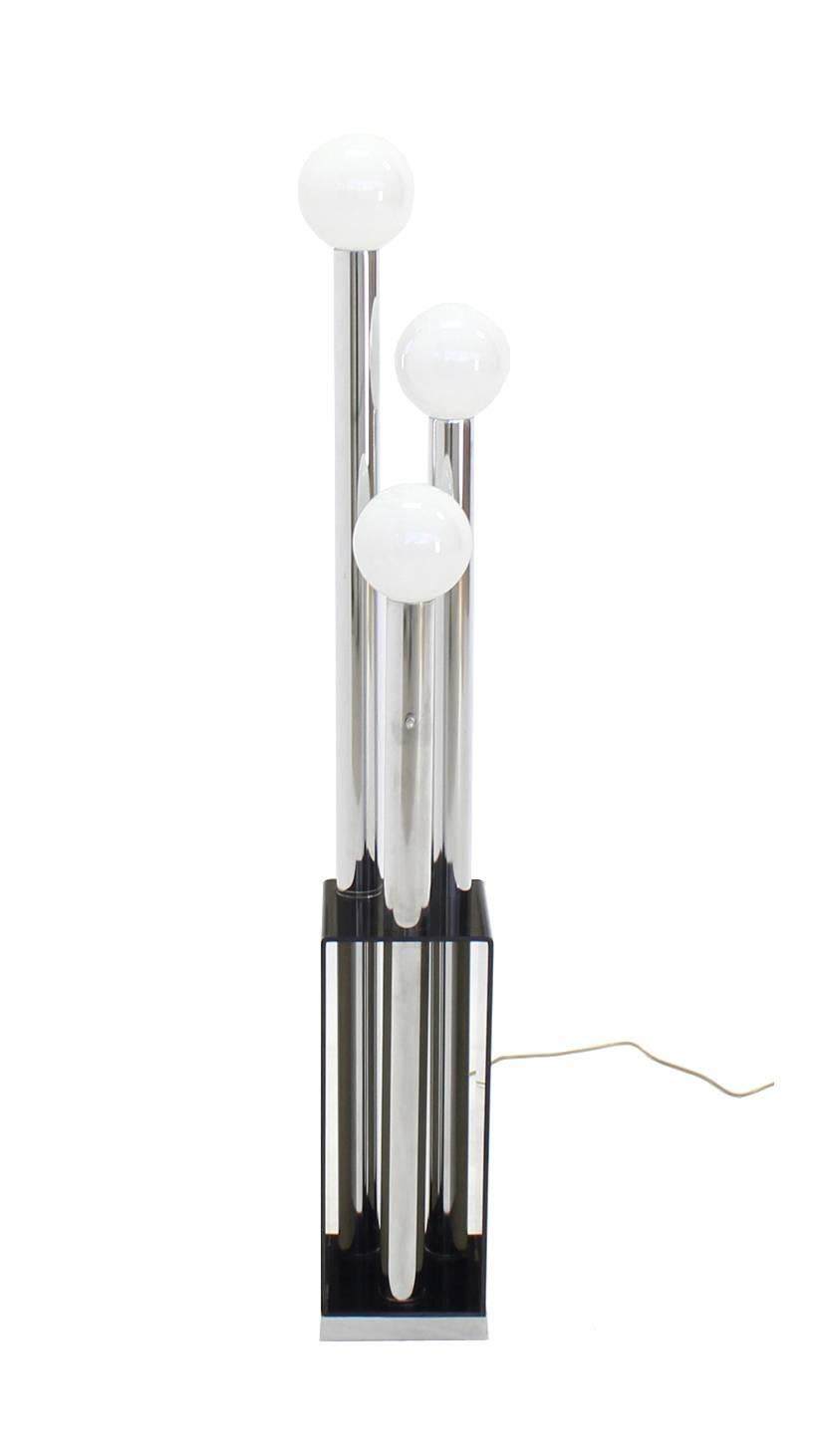 Mid-Century Modern Lucite and Chrome Table Lamp For Sale 1