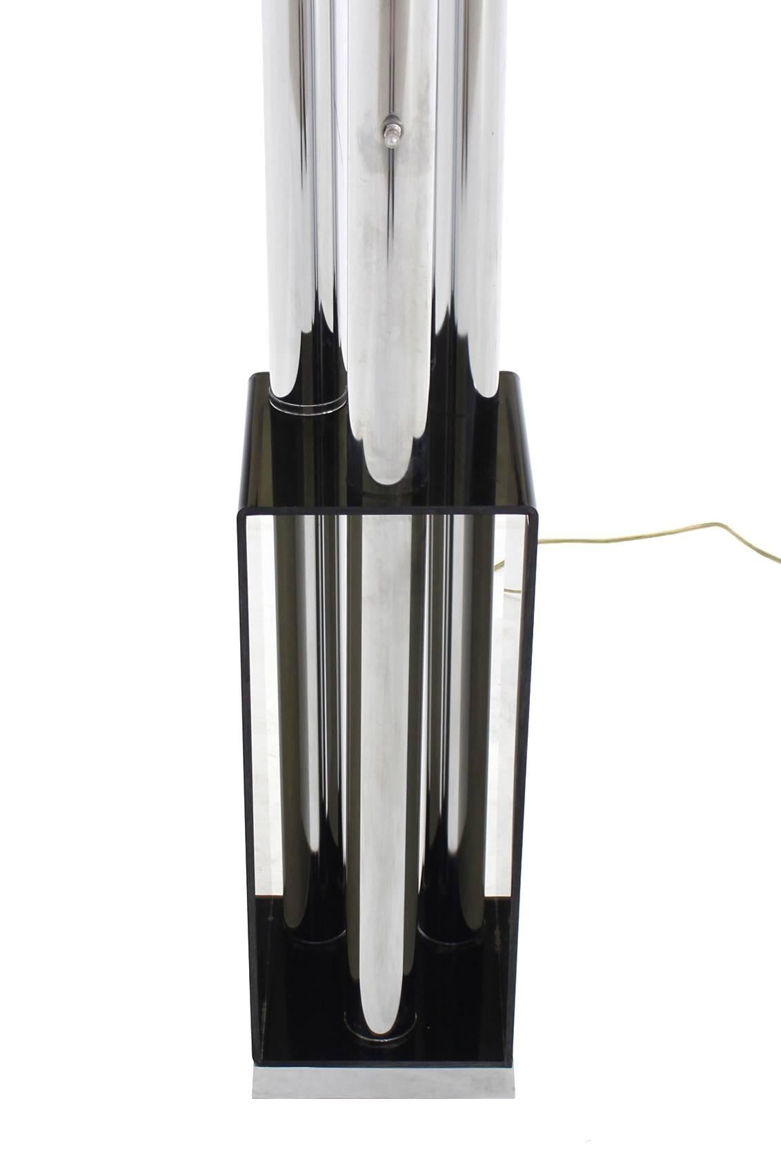 Mid-Century Modern Lucite and Chrome Table Lamp For Sale 2