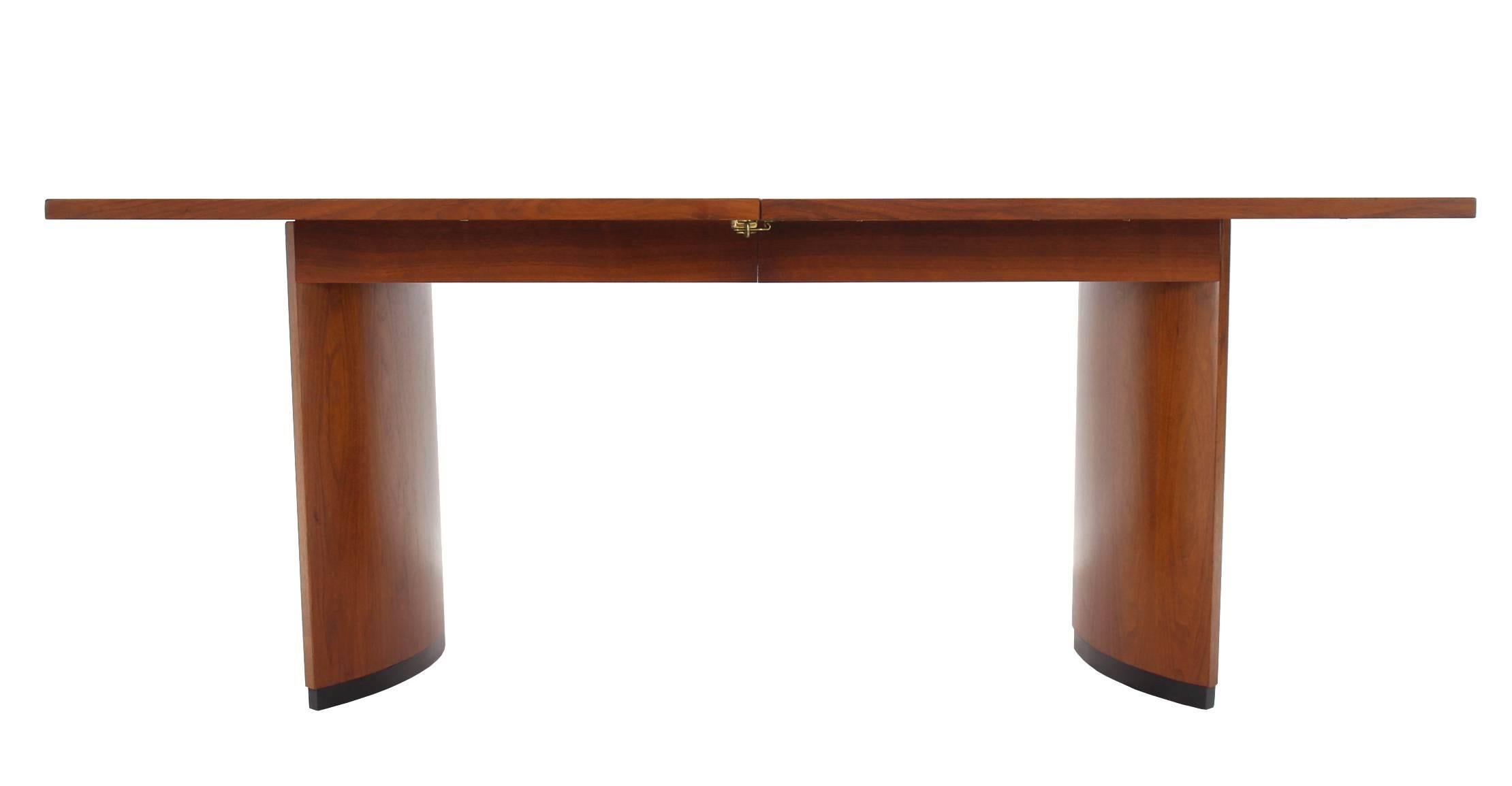 American Very Nice Mid-Century Modern Walnut Dining Table with Two Extension Leaves