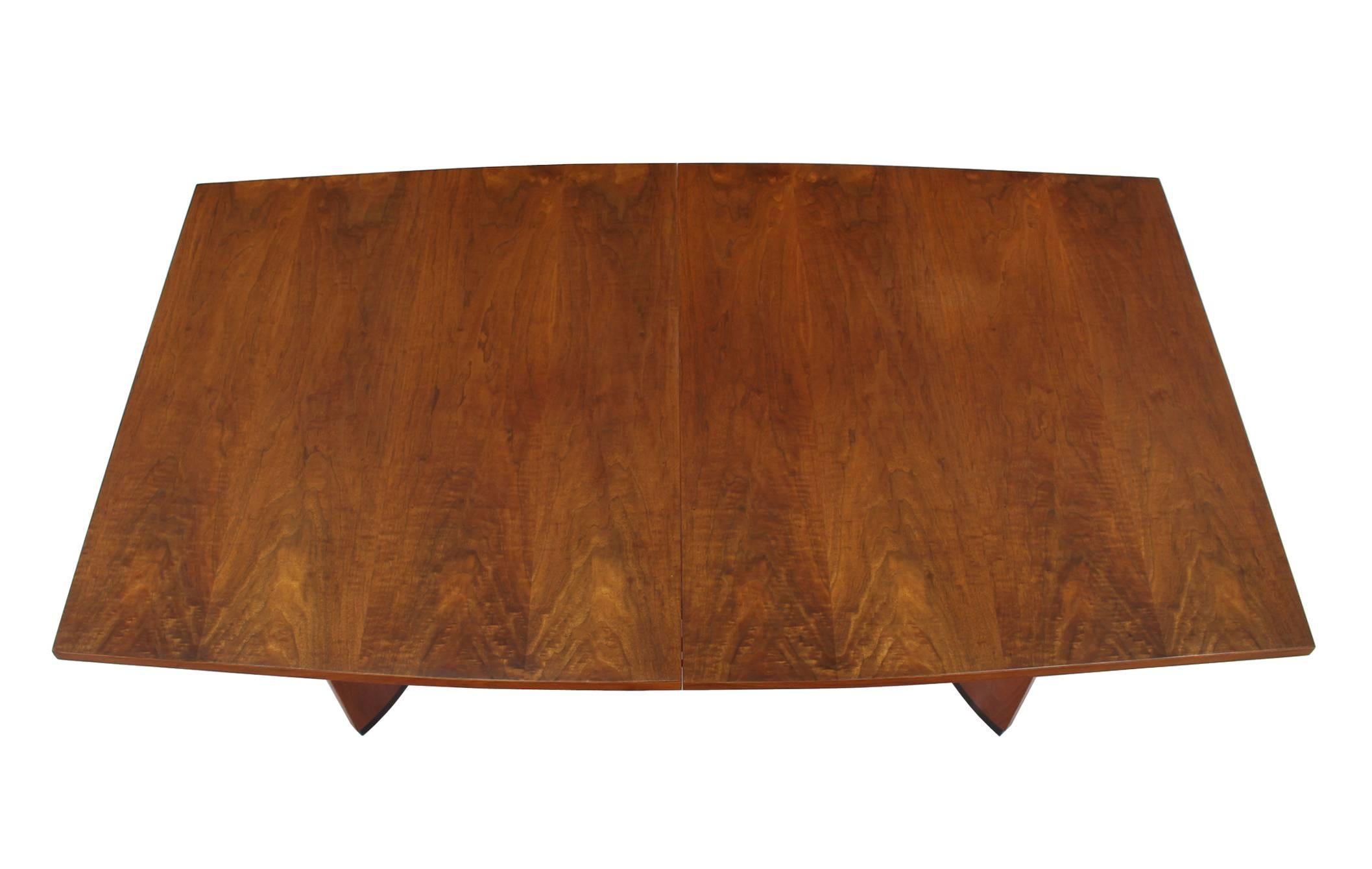 Very Nice Mid-Century Modern Walnut Dining Table with Two Extension Leaves In Excellent Condition In Rockaway, NJ
