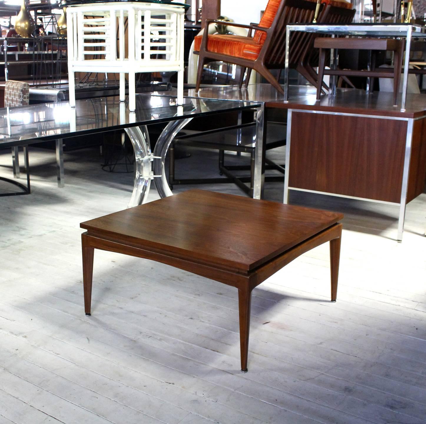 Très belle table basse carrée en noyer, de construction solide, de style danois moderne du milieu du siècle. Mesures : 30 x 30.