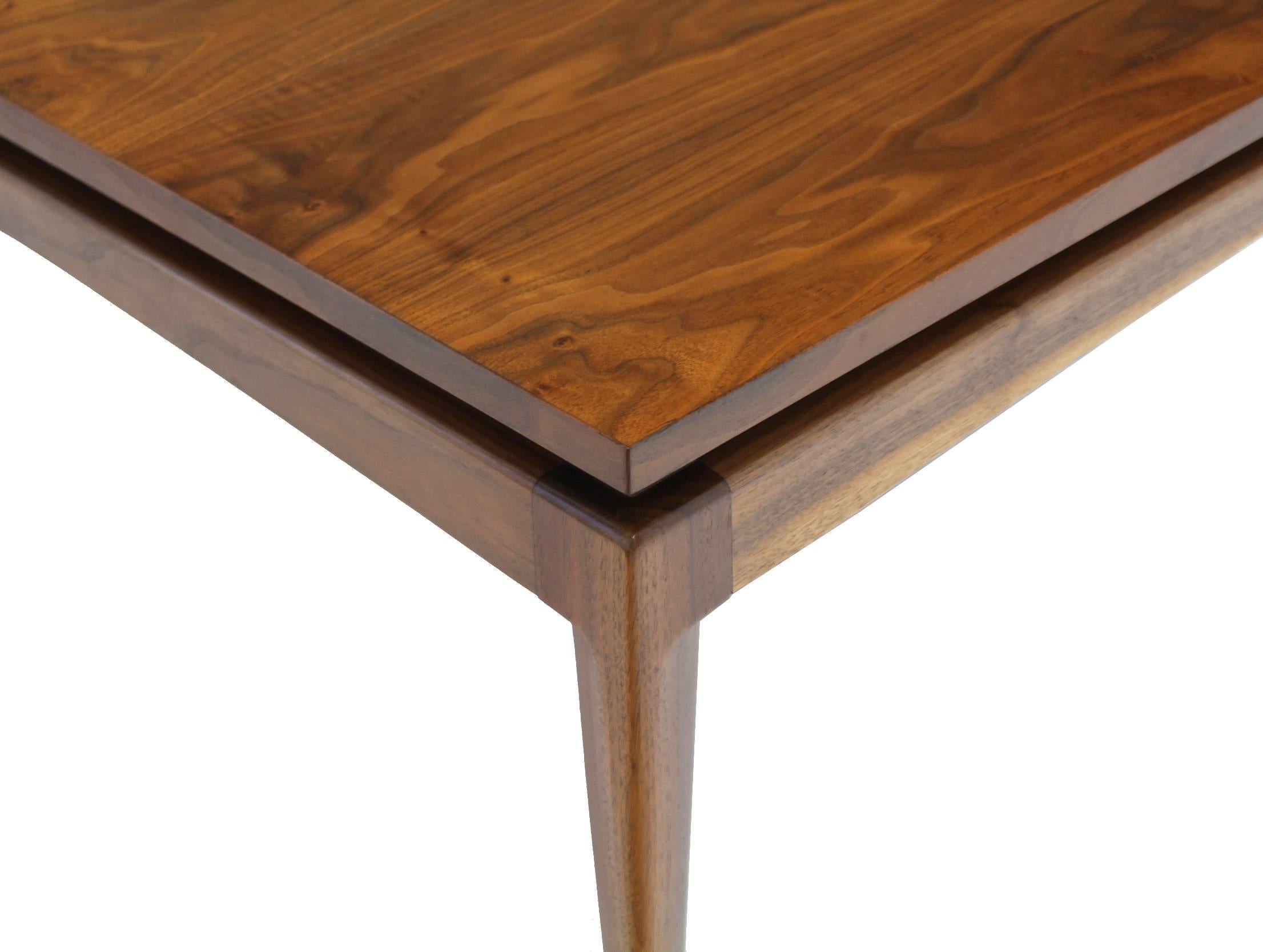 Nice Solid Design Square Walnut Coffee Table In Excellent Condition For Sale In Rockaway, NJ