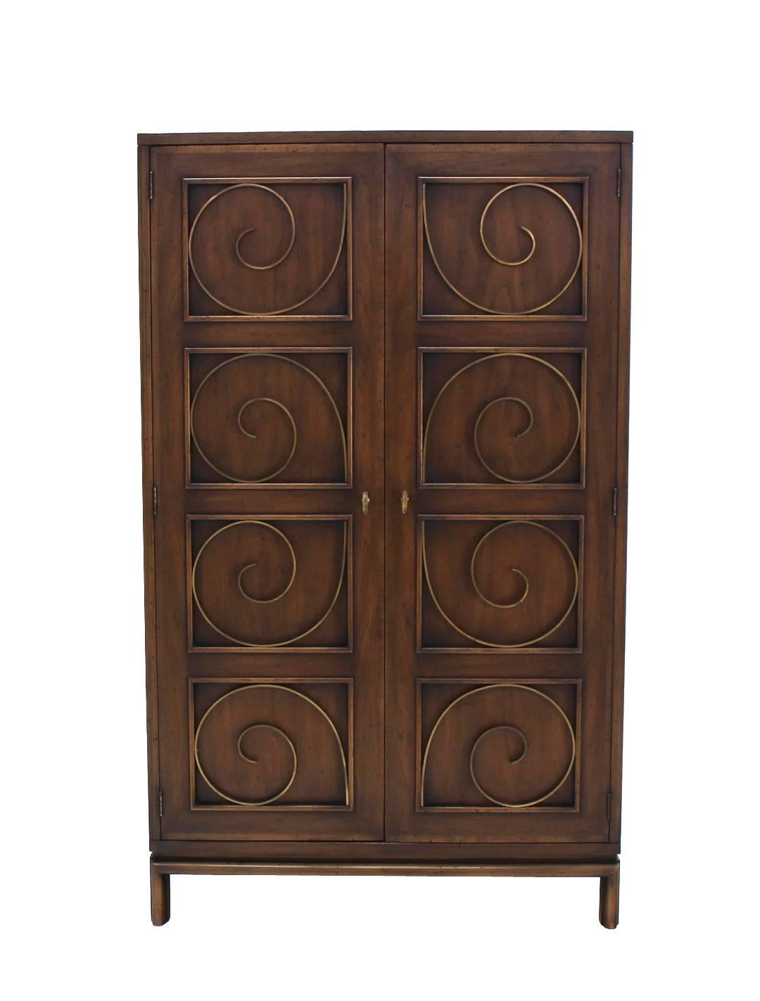 Gentleman's Chest Cabinet aus massivem Messing mit verschnörkelten Doppeltüren (20. Jahrhundert) im Angebot