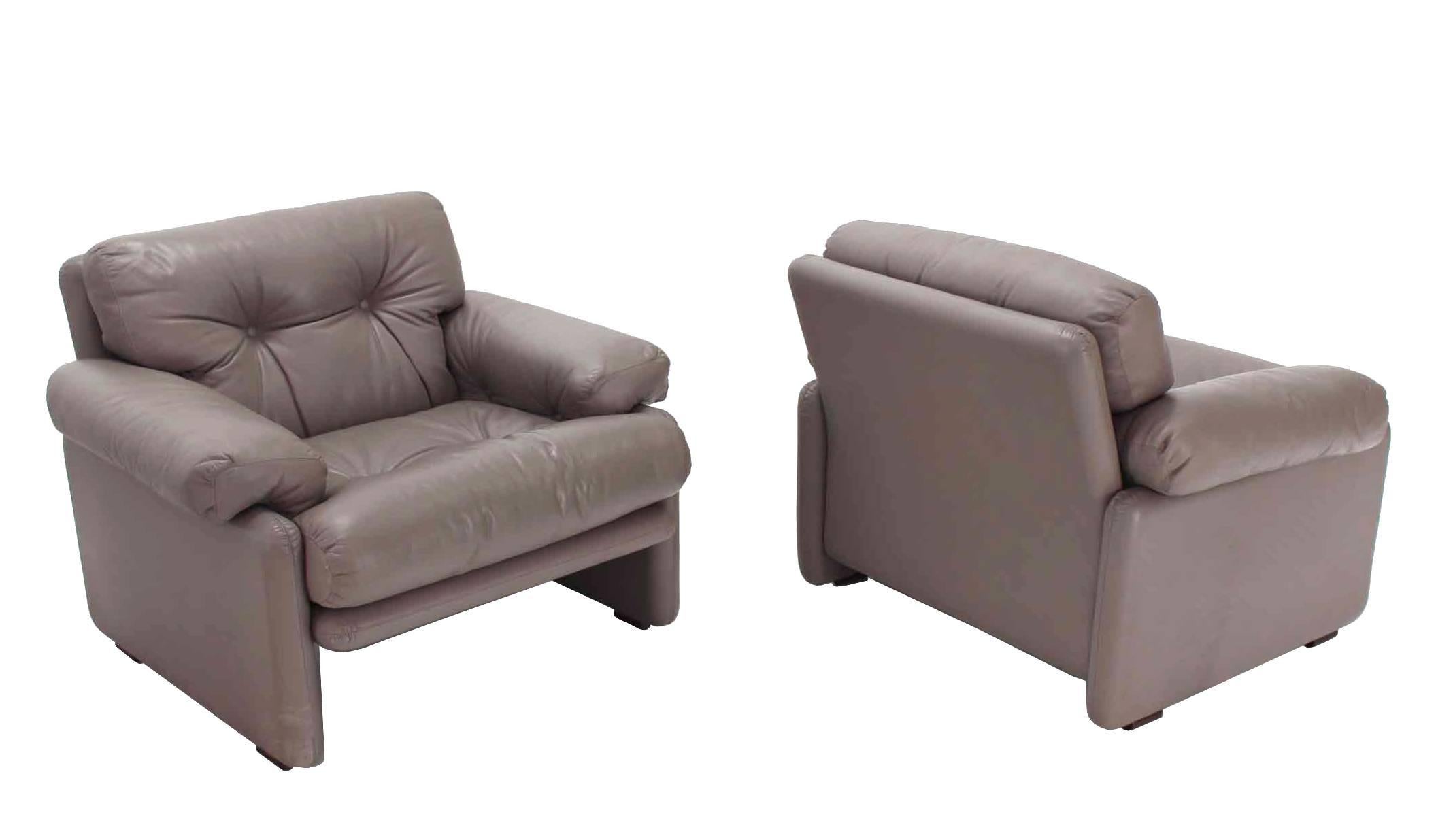Bonitos sillones de salón tapizados en cuero gris cálido de B&B Italia.