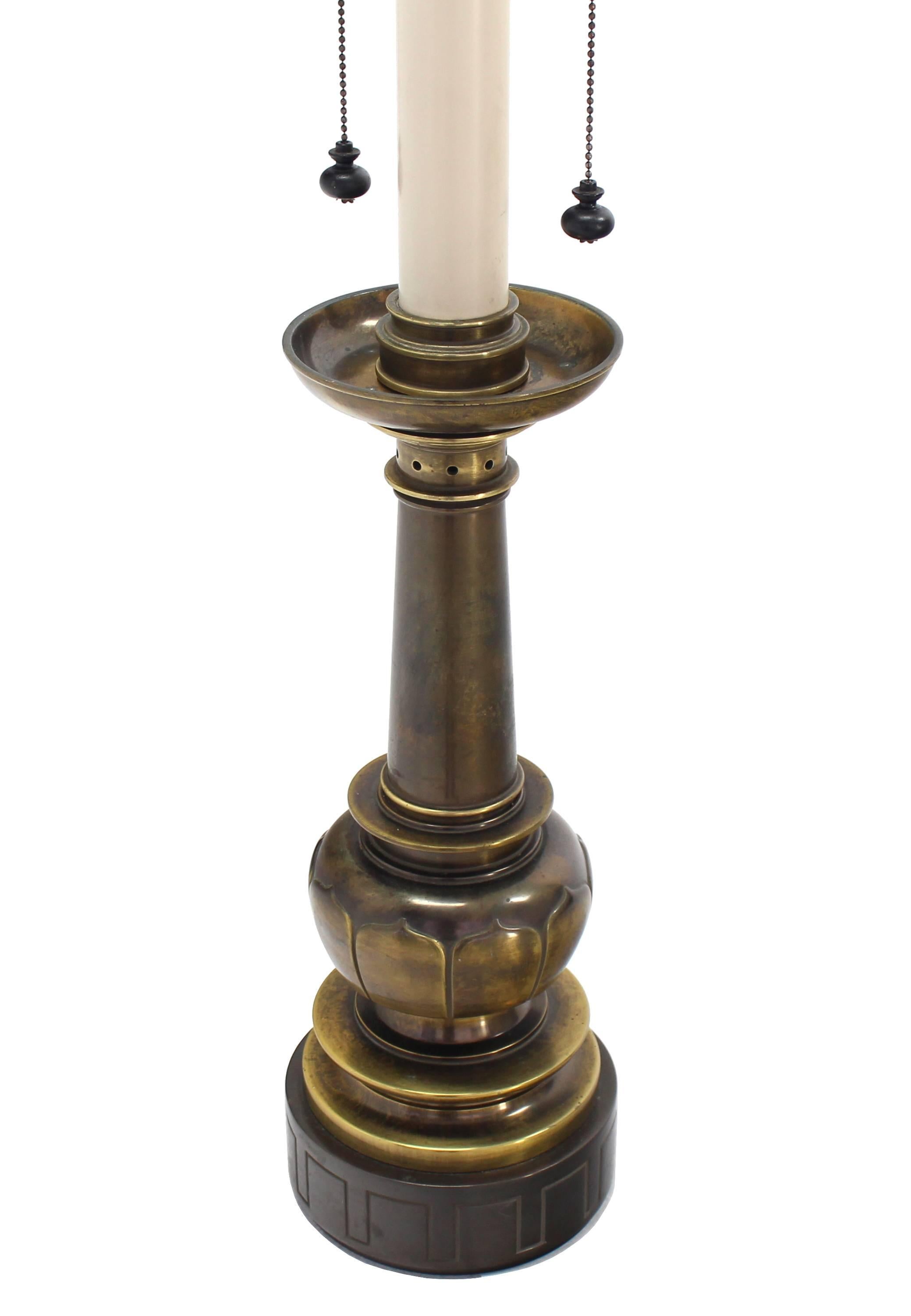 Mid-Century-Tischlampe mit Lotusmotiv aus Messing (Moderne der Mitte des Jahrhunderts) im Angebot