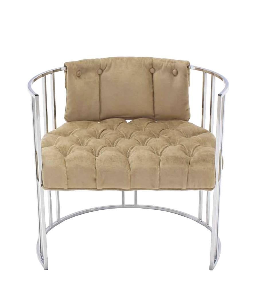 Chaise chromée en forme de tonneau, de style moderne du milieu du siècle.